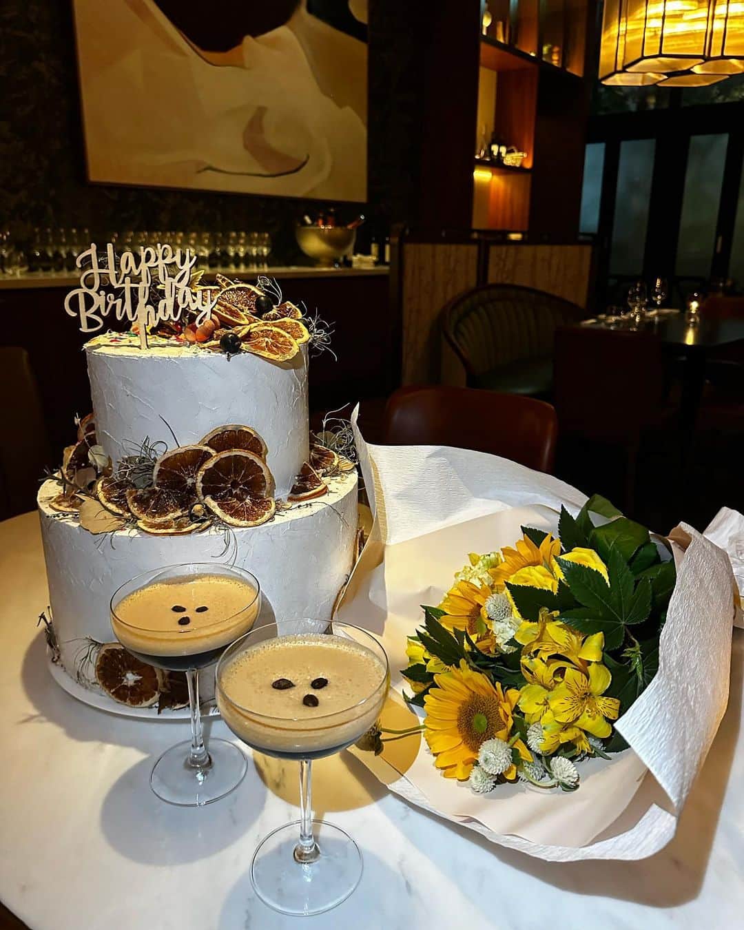雨宮みずきさんのインスタグラム写真 - (雨宮みずきInstagram)「📍 @toranomonedition  🍽🇮🇹🗽 @scarpettatokyo   ななちゃん お店の予約もお祝いもありがとう🥹🥲🤍 いつもランチが多かったけど 夜にお酒を飲みながらゆっくりするのは 久しぶりすぎた☺️💕💕 特大ケーキも映えすぎる😍🎂🧁🍰✨✨  @shiggytokyo さんが 2人の写真たくさん撮ってくれました😆❣️ ありがとうございます🙇‍♀️✨  お料理も美味しいし お店の雰囲気もサービスも最高すぎる NY発のモダンイタリアン @scarpettarome とくにトマトのパスタが美味しいの🥹 次は大盛り食べたい〜🤤🍝 エスプレッソマティーニ🍸☕️も オススメ🥴😊🤍🤍🤍 コーヒーやお酒が苦手でも 美味しいからグビグビ飲めちゃうやつ🤭  2人が着てるワンピースは @_estella.k_ のワンピース👗です🤍  #scarpettatokyo #scarpettanyc #スカルペッタ #スカルペッタ東京 #toranomonedition #虎ノ門エディション」10月5日 20時33分 - ammymzk0926