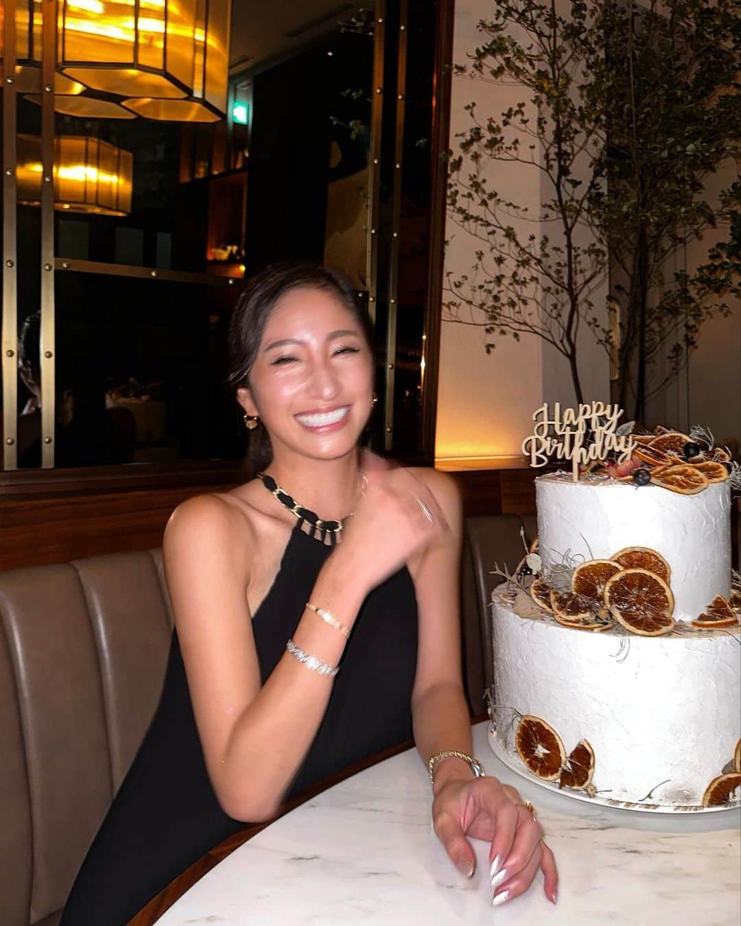 雨宮みずきさんのインスタグラム写真 - (雨宮みずきInstagram)「📍 @toranomonedition  🍽🇮🇹🗽 @scarpettatokyo   ななちゃん お店の予約もお祝いもありがとう🥹🥲🤍 いつもランチが多かったけど 夜にお酒を飲みながらゆっくりするのは 久しぶりすぎた☺️💕💕 特大ケーキも映えすぎる😍🎂🧁🍰✨✨  @shiggytokyo さんが 2人の写真たくさん撮ってくれました😆❣️ ありがとうございます🙇‍♀️✨  お料理も美味しいし お店の雰囲気もサービスも最高すぎる NY発のモダンイタリアン @scarpettarome とくにトマトのパスタが美味しいの🥹 次は大盛り食べたい〜🤤🍝 エスプレッソマティーニ🍸☕️も オススメ🥴😊🤍🤍🤍 コーヒーやお酒が苦手でも 美味しいからグビグビ飲めちゃうやつ🤭  2人が着てるワンピースは @_estella.k_ のワンピース👗です🤍  #scarpettatokyo #scarpettanyc #スカルペッタ #スカルペッタ東京 #toranomonedition #虎ノ門エディション」10月5日 20時33分 - ammymzk0926