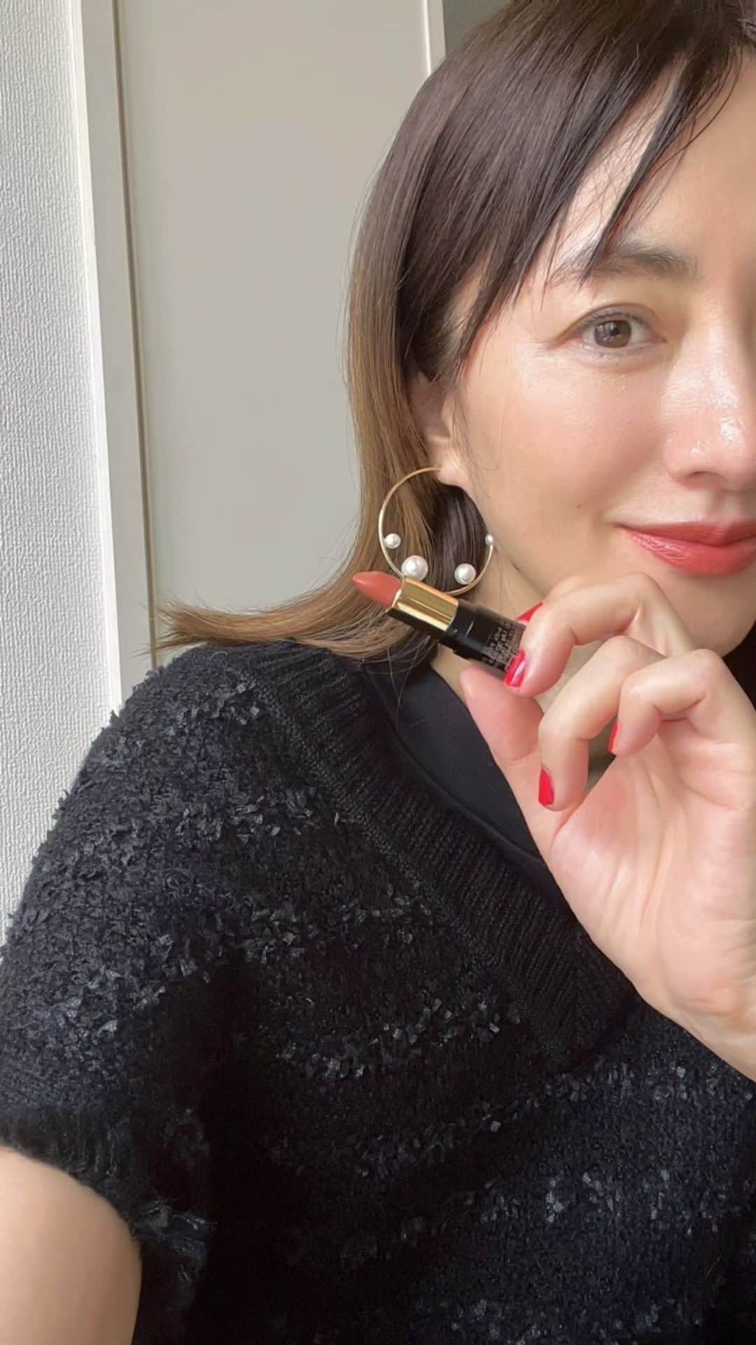 前田ゆかのインスタグラム：「@lancomeofficial  ランコムクリスマス🎄コフレを使って メークをしました✨  豪華なラインナップの ホリデーコレクション✨ 人気の『ビューティーボックス』が限定発売です。  ○グランディオーズ01 原品 ○ジェニフィックアドバンストN 原品 ○クラリフィックデュアルエッセンスローション ○レネルジーHPNクリーム ○UVエクスペールトーンアップローズ  ○クラリフィックブライトニングセラム  ○ジェニフィックアドバンストライトパール ○ジェニフィックアドバンストN ○ラプソリュルージュクリーム274 ミニサイズ ○アイアンドフェイスパレット2023　原品  充実の全10品！ コフレの醍醐味は、通常の製品にはない特別感が魅力です✨ これ一つでスキンケアから始まりメークもパーフェクトに 揃ったご褒美セット❤︎  ベスコスから新作クリームまで入ったスペシャルボックスです。  注目のマルチパレットはアイシャドウとフェイスカラーの質感の違った11色を気分に合わせてメイクアップ💄 いつもと違ったメークも気分が上がりましたよ♪♪♪  2023年10月13日(金)限定発売 限定なのでお早めにどうぞ❤︎  #lancôme  #lancomeskincare  #PR #ランコム #クリスマスコフレ  #ホリデーコレクション  #ビューティーボックス」