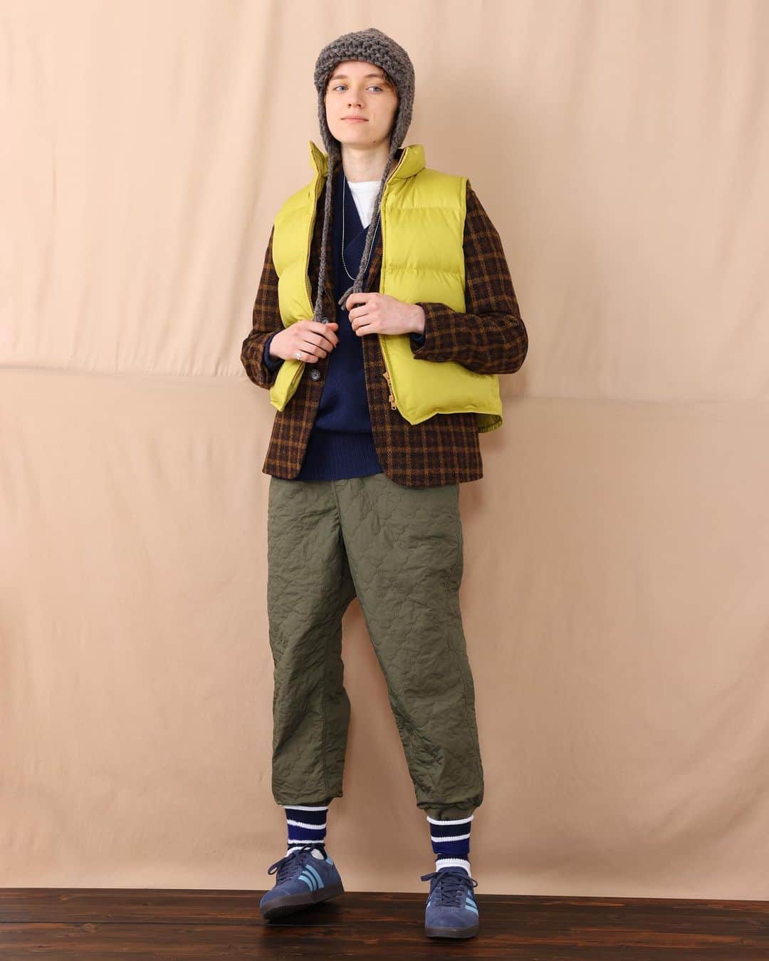 のインスタグラム：「BEAMS BOY 2023 Autumn SEASON STYLE ＿＿＿＿＿＿＿＿＿＿＿＿  DOWN VEST:13-06-0056  JACKET:13-16-0018  KNIT:13-15-0060  T-T-SHIRT:13-04-0418 PANTS:13-24-0149  CAP:13-41-0116  NECKLACE:13-42-0907  RING:13-42-0567  SOCKS:13-43-0047  SHOES:13-31-0087   information:03-5770-5550 ＿＿＿＿＿＿＿＿＿＿＿＿  ※現在公式オンラインショップで販売中、またはご予約を承っている商品はタグ付けをご覧ください。タグ付けのない商品は、販売・ご予約を開始しましたら、随時タグを追加します。  #beams #beamsboy #ビームス #ビームスボーイ #beamsboyharajuku #beamsboy23aw」
