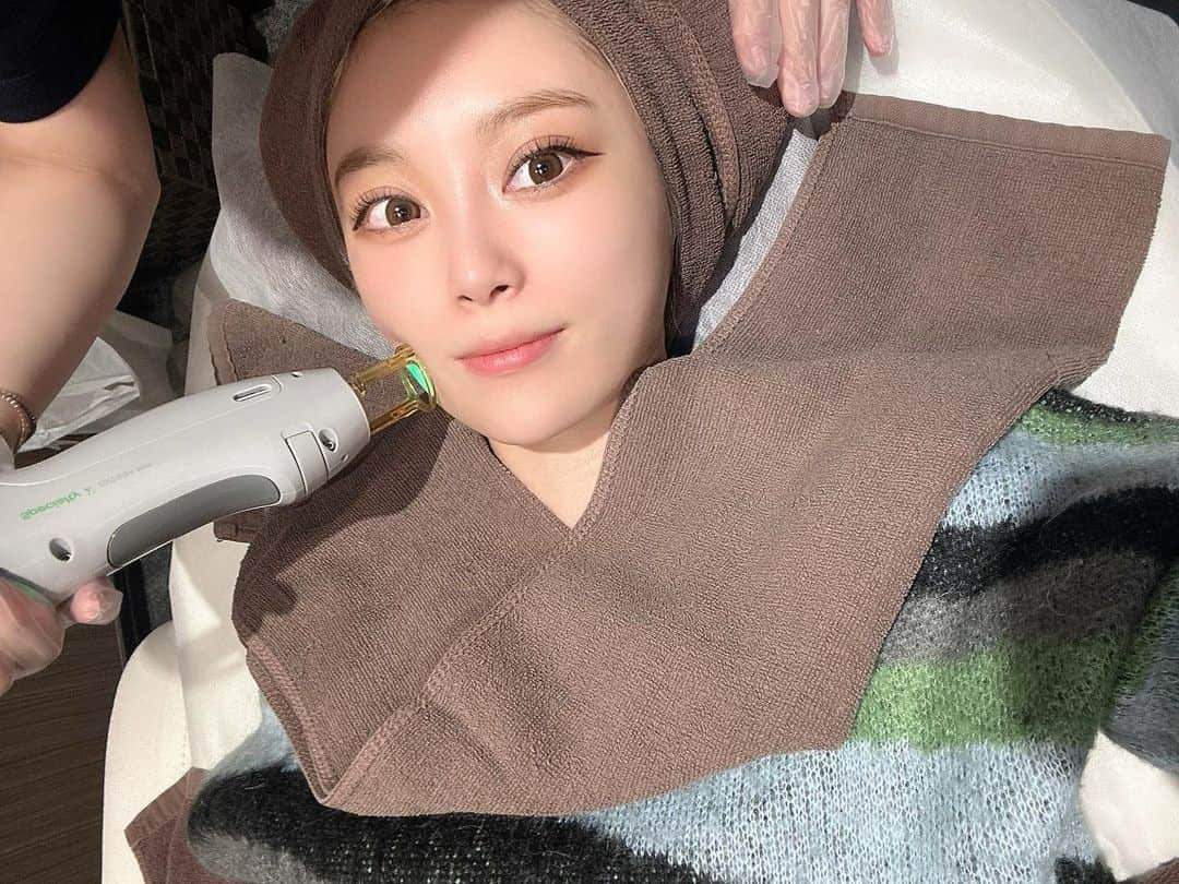 美木優希奈さんのインスタグラム写真 - (美木優希奈Instagram)「・  先日、ブリリアスキンクリニック大宮院にて顔脱毛を受けてきたよー！ 大宮院が新規オープンしたのです！  最後にクーポンもあるよ！  ブリリアスキンクリニックでは、SNSで話題の【Gentle Max Pro（ジェントルマックスプロ）】を使った施術が受けられるよ！  特徴は ・毛の再生を永続的に抑制する効果がある ・平均的な価格で効果が見込め、時間もかからない。 ・バルジ領域＋毛乳頭に照射するため、深い発毛組織も破壊が可能。　 ・太い毛・産毛のどちらにも効果的 ・冷却機能を搭載しているため刺激が少ない  あっという間に終わったよ！ 院内めちゃ綺麗だしカウンセリング室や施術部屋も完全個室✨  メイクルームにはクレンジングや洗顔、化粧水、美容液、日焼け止めまであるからめちゃくちゃありがたい🥺  後の乾燥と日焼けは大敵だしね！  3枚目の写真なんだけど、うっすらピンクの線があるのわかるかな？ 眉毛や顔まわりもギリギリまで照射してくれたよ！  院内綺麗だし施術も丁寧、スタッフさんも優しくてとっても良きでした✨  【クーポンコード】brillia-toridori　 ※先着50名　全メニュー20％OFF  最後の写真にQRコードが載ってるよ！  施術:医療脱毛 施術説明:ジェントルマックスプロを用いて、毛根やバルジ領域を刺激することで脱毛効果が得られる施術です。 料金:【自由診療】46,200円～ リスク：発赤、熱感、痒み、痛み、乾燥が生じます。 ダウンタイム：これらは1～2週間程続くことがあります。 ※部位によりダウンタイムは異なります。 ブリリアスキンクリック　大宮院 〒330-0854 埼玉県さいたま市大宮区桜木町２丁目１−１ 6F お問い合わせ：048-779-8461  ・  PR brilliaskinclinic_datsumou #ブリリアスキンクリニック #ブリリアスキンクリニック大宮院 #ジェントルマックスプロ #医療脱毛大宮 #医療脱毛埼玉 #大宮脱毛 #埼玉脱毛」10月5日 20時30分 - yukina_miki