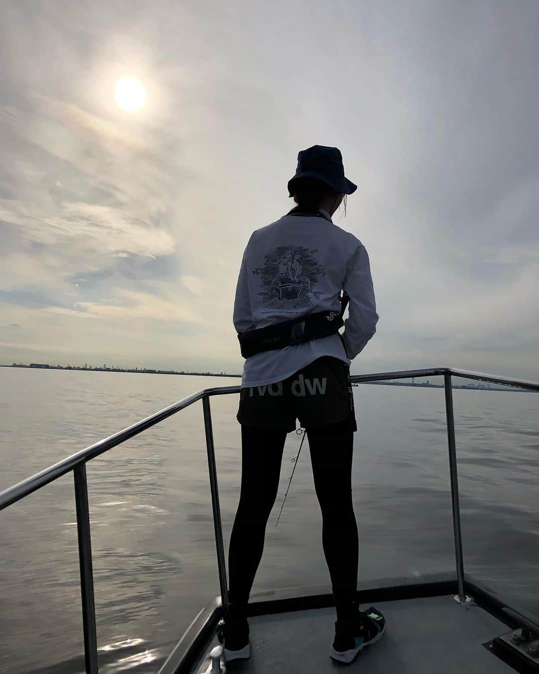 吉野七宝実さんのインスタグラム写真 - (吉野七宝実Instagram)「サワラ釣りに行った吉野さん。  なんで毎回目的じゃない魚釣ってまうの  今までサワラ狙って釣った魚 イナダ、フグ、シーバス、タチウオ🆕  まだまだリベンジは続く。  #釣り　#釣りガール」10月5日 20時30分 - shihomi0305
