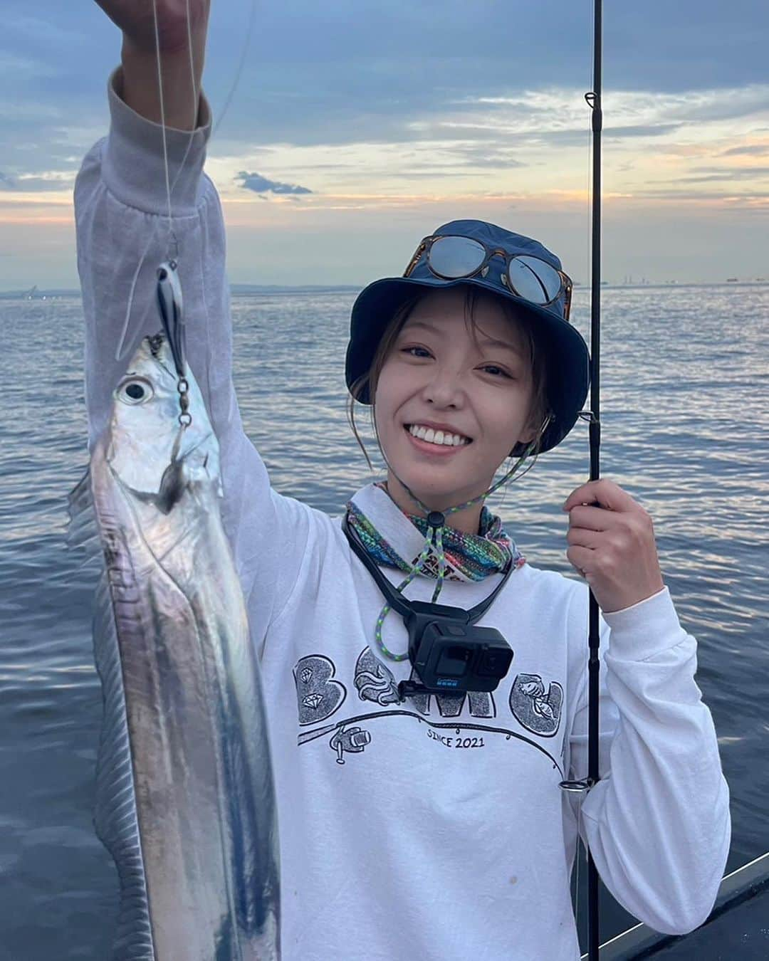 吉野七宝実のインスタグラム：「サワラ釣りに行った吉野さん。  なんで毎回目的じゃない魚釣ってまうの  今までサワラ狙って釣った魚 イナダ、フグ、シーバス、タチウオ🆕  まだまだリベンジは続く。  #釣り　#釣りガール」