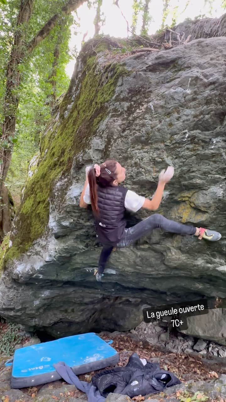 キャロライン・シノのインスタグラム：「Un court séjour à Grenoble avec @lumartinez_93 🤍pour @grimpermag !!  J’en ai profité pour aller à Rioupéroux bien sûre! 🎥 extrait de la Gueule ouverte 7C+ en mode samouraï avec un mini pad (j’suis fière), on se rend pas compte mais c’est au dessus d’une pierre et ça fait bien gainer au crux. Un bloc qui serait majeure sans la pierre justement. Et une départ assis directe de la Danseuse étoile🩰 (7B? Comme ça?), un classique bien old school avec des prises magnifiques!! Merci pour la 🎥 @matteo.guilbard  Ensuite j’ai voulu aller à Shifumi mais j’étais seule et j’ai vu qu’un mec avait disparu (affiches placardées sur l’école d’escalade de Livet) et je suis partie en courant🙈 Encore une fois mon ressenti est que ce site est largement sous-coté par rapport à la qualité de la grimpe et du rocher mais mieux vaut y aller en team😇 Gesaffelstein et the Hacker ça va bien avec l’endroit! @crimpoilofficial #recoverfaster @arkose.climbing #arkoesheroes @thenorthfacefr @frictionlabs @etienneculotpatisserie @scarpaspa @girlsinbleau」