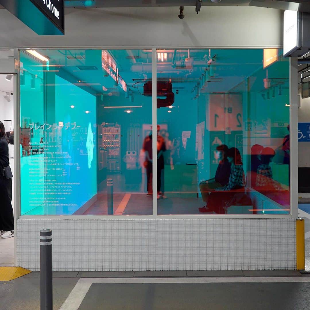 GINZA SONY PARK PROJECTさんのインスタグラム写真 - (GINZA SONY PARK PROJECTInstagram)「【『ブレインランデブー』スタートしました！ / New Program ”Brain Rendezvous" has started! 】  「脳波」でふたりの心を通わせるエンタテインメント体験『ブレインランデブー』。  ご来場されたみなさまには、「ブレインランデブーチャレンジ」をご体験いただけます。 ふたりの脳波の状態が近くなると、最初は別々に存在する２つのオブジェクトが同期して重なり合い、あたかも宇宙船がランデブーする時のようにゆるやかに融合していきます。  この “ランデブー度” によって、異なるカラーの「ランデブーステッカー」をプレゼント。  脳波を使った新しいコミュニケーションで、ふたりは心を通わせることができるでしょうか。 おひとりでもご体験いただけますので、お気軽にお立ち寄りください。  Come and try the new type of communication "Brain Rendezvous Challenge", an entertainment experience that uses brain waves to bring two people together?  -------------------------⁠ 『ブレインランデブー』 Brain Rendezvous 10/5(Thu)〜10/26(Thu) 11:00-19:00 at Sony Park Mini https://www.sonypark.com/mini-program/list/039/  ＊10/20~10/26は『DESIGNART TOKYO 2023』に参加します。 @designart_tokyo -------------------------⁠  #ブレインランデブー #BrainRendezvous #ニューロテクノロジー ソニーデザインコンサルティング #デロイトアナリティクス #DesignartTokyo2023 #銀座ギャラリー #銀座アート巡り #SonyParkMini #SonyPark #Ginza」10月5日 15時10分 - ginzasonypark