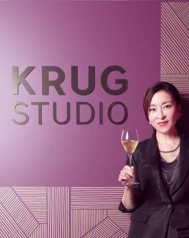 真矢みきさんのインスタグラム写真 - (真矢みきInstagram)「没入型サウンド体験スタジオ 「KRUG STUDIO」にて、  クリュッグ シャンパーニュと音楽のミュージックペアリングをいち早く体感してきました  シャンパンの中に私が浸かったようなひととき、 なんとも不思議で心地よい時が流れました  2枚目の写真は正しく2枚目の大貫勇輔さんと 彼とはオフも仲良くしている間柄なので リラックスした会話と共に、 更に深くKRUGの世界を旅した気分でした  10月4日（水）〜10月9日（月祝） 六本木ヒルズ大屋根プラザにて開催中  素敵な秋を  Maya  #AD #KRUG #クリュッグ #kruggrandecuvee171edition #KrugRose27Edition #DrinkResponsibly」10月5日 15時02分 - mikimayaofficial