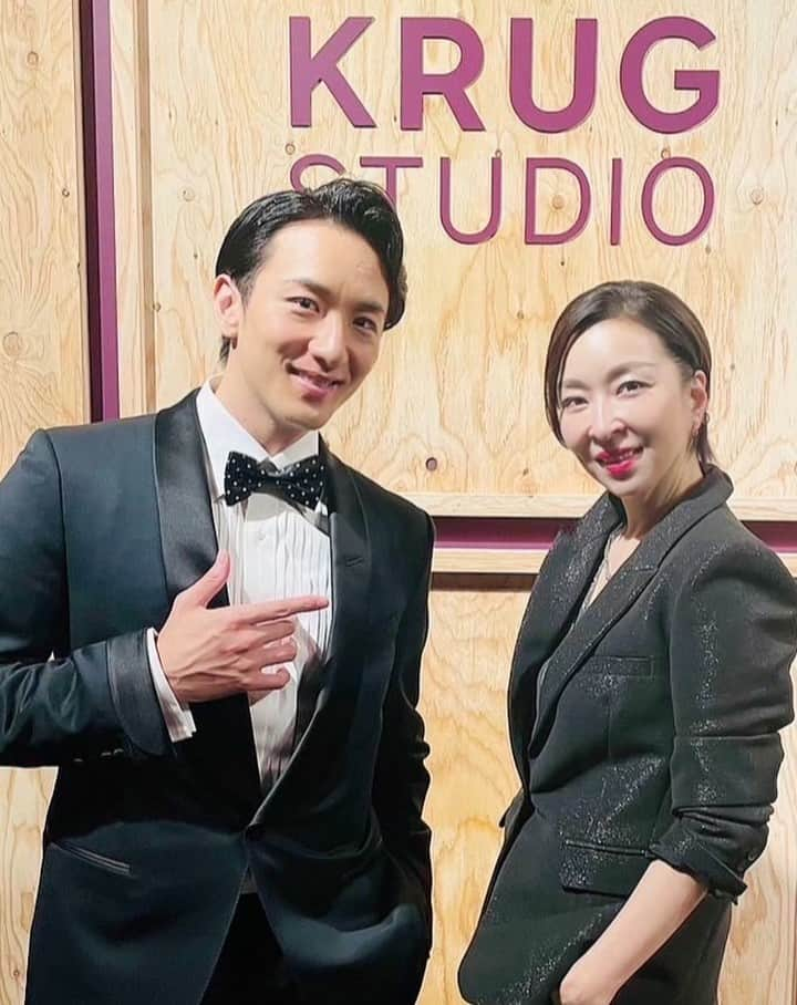 真矢みきさんのインスタグラム写真 - (真矢みきInstagram)「没入型サウンド体験スタジオ 「KRUG STUDIO」にて、  クリュッグ シャンパーニュと音楽のミュージックペアリングをいち早く体感してきました  シャンパンの中に私が浸かったようなひととき、 なんとも不思議で心地よい時が流れました  2枚目の写真は正しく2枚目の大貫勇輔さんと 彼とはオフも仲良くしている間柄なので リラックスした会話と共に、 更に深くKRUGの世界を旅した気分でした  10月4日（水）〜10月9日（月祝） 六本木ヒルズ大屋根プラザにて開催中  素敵な秋を  Maya  #AD #KRUG #クリュッグ #kruggrandecuvee171edition #KrugRose27Edition #DrinkResponsibly」10月5日 15時02分 - mikimayaofficial