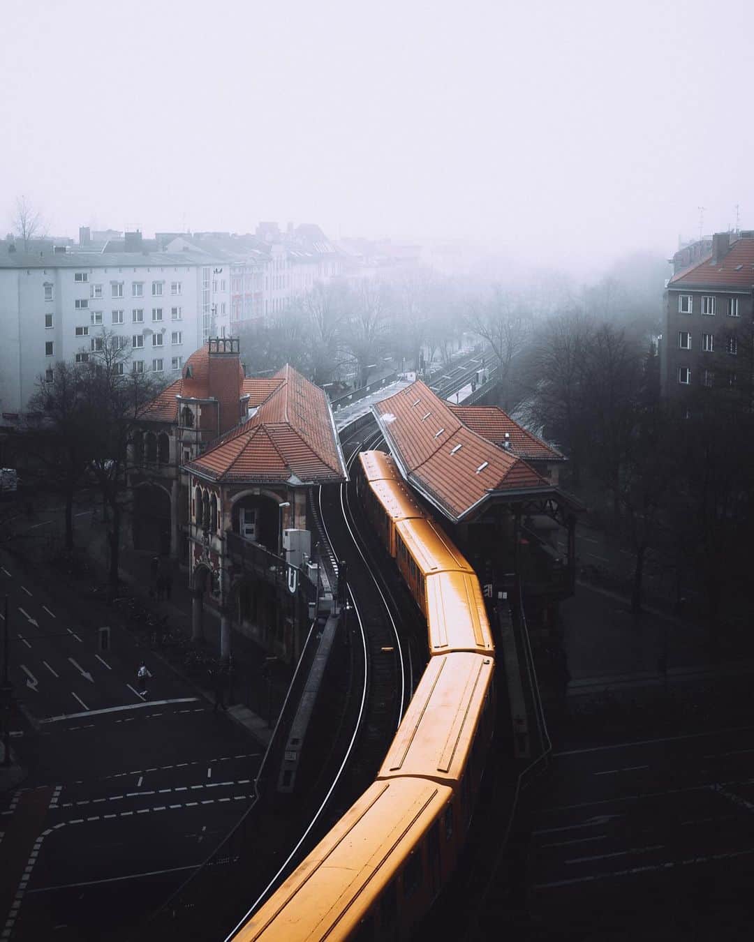 Thomas Kakarekoさんのインスタグラム写真 - (Thomas KakarekoInstagram)「Capturing Berlin’s U-Bahn from the rooftops has been more than just a photographic pursuit for me - it’s a visual diary of years spent exploring, feeling, and connecting with this city. Each frame holds a moment, a memory. And while motifs may evolve, some things remain timeless. #berlin」10月5日 15時07分 - thomas_k