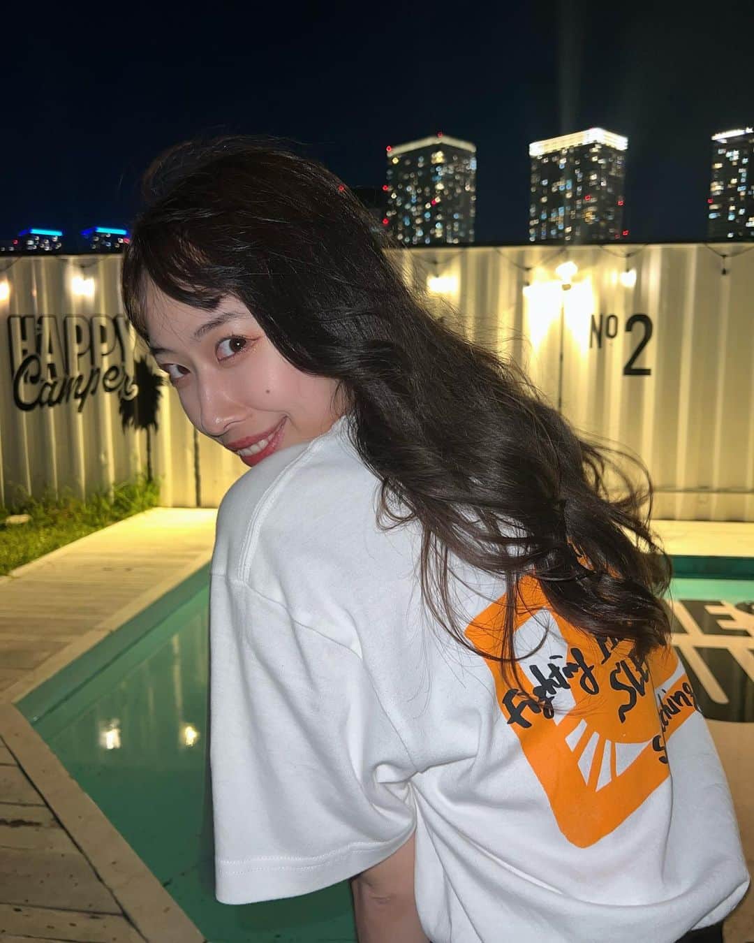 宮島小百合のインスタグラム：「もう長袖の季節か.. (お酒は飲んでません)😊💞笑  #Tシャツ#黒髪#黒髪ロング #夏#秋#かかかぶぶぶききき#アイドル」