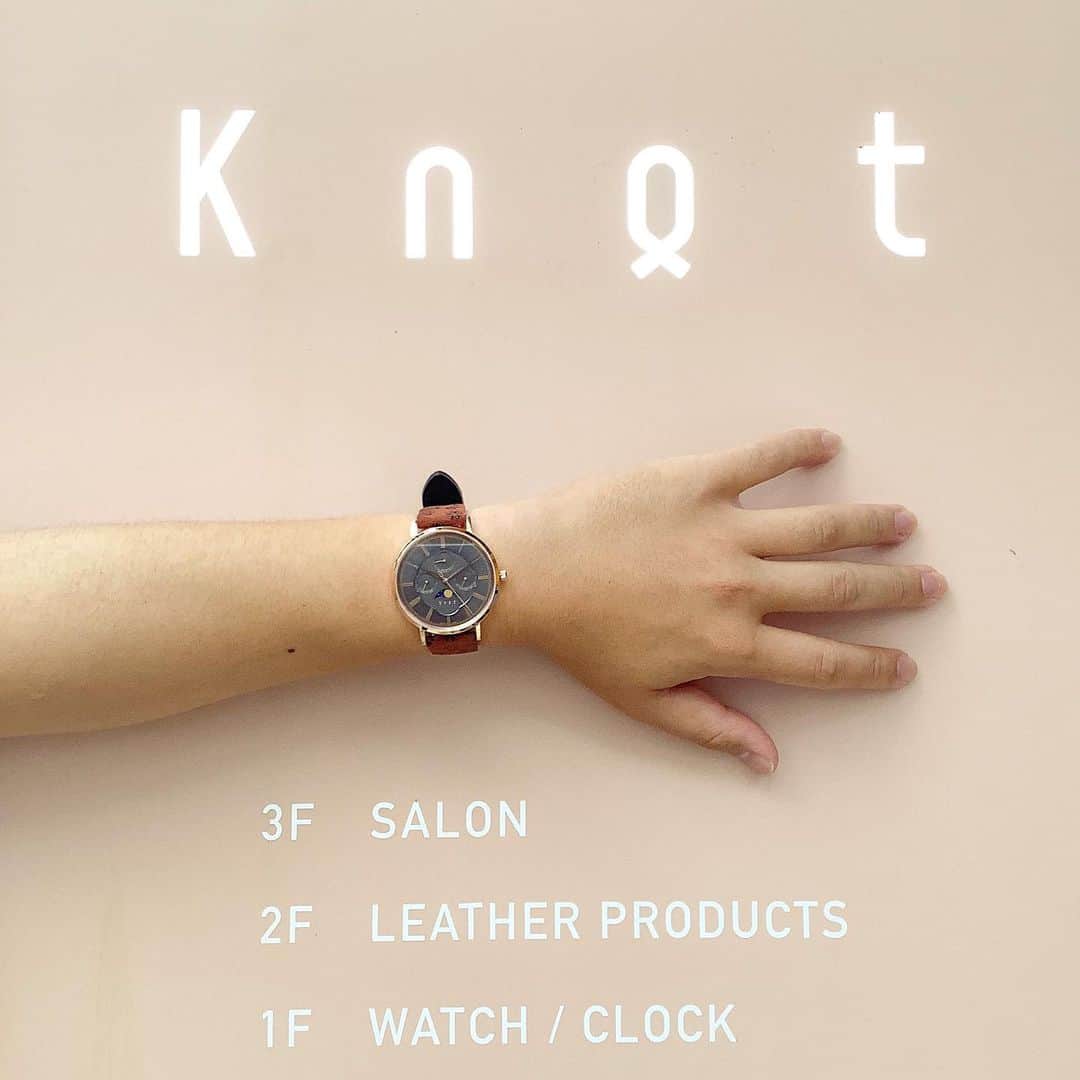Maker's Watch Knotさんのインスタグラム写真 - (Maker's Watch KnotInstagram)「.  本日は 京都ギャラリーショップへ ご来店いただきありがとうございます🙇🏼‍♂️  前回は 8月にご来店でオートマティッククロノグラフを ご購入頂きましたお客様。  本日は、ストラップの新調と 前回訪問時に候補にあったムーンフェイズウォッチ⌚️🌙を 購入いただきました◎  お持ちいただいてる時計が二桁を越え、 半数以上がKnotをご愛用頂いているとの事でした🥹 とても嬉しいです...😭  今回は雰囲気もかえ ローズゴールドのケースをチョイス。 秋冬のコーディネートに合わせて 様々なカスタマイズ楽しんでいただければ幸いです😌◎  遠方に転勤とのことで なかなか来れなくなるとの事でしたが😭 ご機会がありましたらご訪問お待ちしております！！  お客様のように、ガラッと雰囲気をかえて この秋いつもと違うカラーリングに 挑戦してみるのもオススメです🫰🍁  皆さんのご来店お待ちしております！！  時計:ムーンフェイズ（CMP-38RGGR） ストラップ:印伝（TYI-16BR） バックル:EB-16RG  #knotwatch  #watch #wristwatch#madeinjapan #ノット  #時計 #腕時計  #国産時計  #カスタムオーダー  #京都  #kyoto  #河原町#kawaramachi  #三条 #sanjyo #kyotojapan #京都観光　#kyototrip #kyototravel  #japantravel  #japantrip #손목시계  #手表　#手錶　#맞춤형　#定制　#교토」10月5日 15時11分 - makers_watch_knot