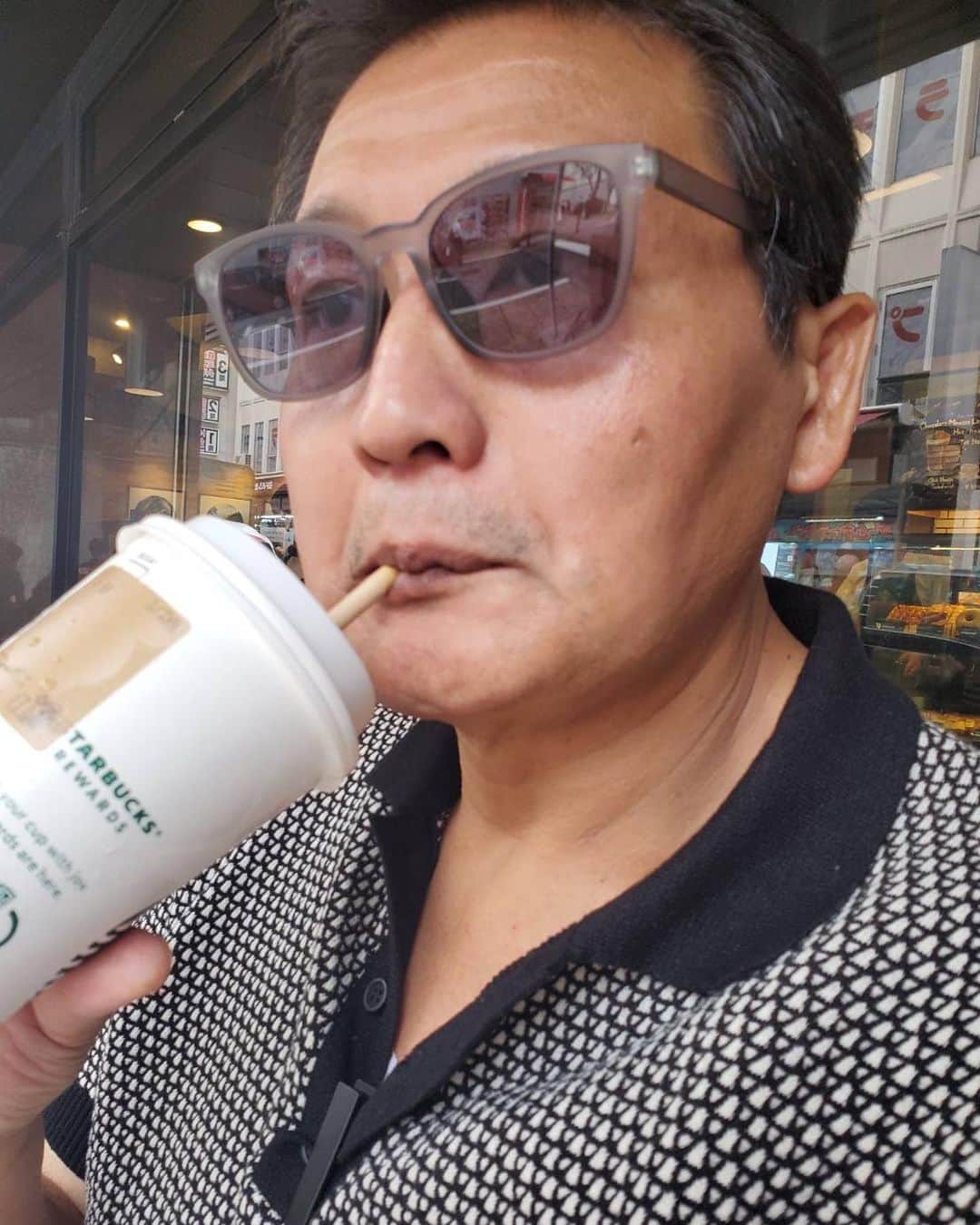 貴乃花光司さんのインスタグラム写真 - (貴乃花光司Instagram)「スタバ、おちつくなー。 新宿、おちつくなー散歩街。」10月5日 15時13分 - takanohana__official