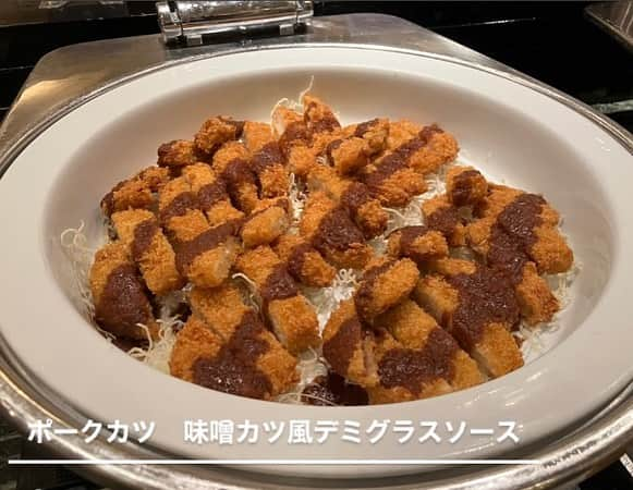 ホテル メルパルク名古屋のインスタグラム：「. 【レストランパルケミエール】  10月のランチブッフェ、各料理長おすすめの品です。  洋食 【ポークカツ 味噌カツ風デミグラスソース】 ポークカツを名古屋名物味噌カツ風のデミグラスソースで洋風にアレンジした1品です。赤味噌は体の老化や血管の老朽化を促す活性酸素を除去する効能があり、アンチエイジングに効果的です。 和食 【鶏ハラミ炭火焼き 柚子切椒風味】 鶏のプリプリとした食感と炭火焼きの香ばしさが楽しめます。 「温うどん】 メルパルク特製カレーをかけてカレーうどんでもよし、かき揚げをのせ天麩羅うどんにしてもよし、自由自在なアレンジでお召し上がりください。 中国料理 【秋鮭炒飯】 美肌効果も高く、老化防止にも良いとされる秋鮭に旬の旨みの茸を合わせました。  #ランチ #ランチブッフェ #ビュッフェ #ホテルビュッフェ#レストランパルケミエール #ホテル #レストラン #名 古屋駅 #名古屋グルメ #秋 #健康」