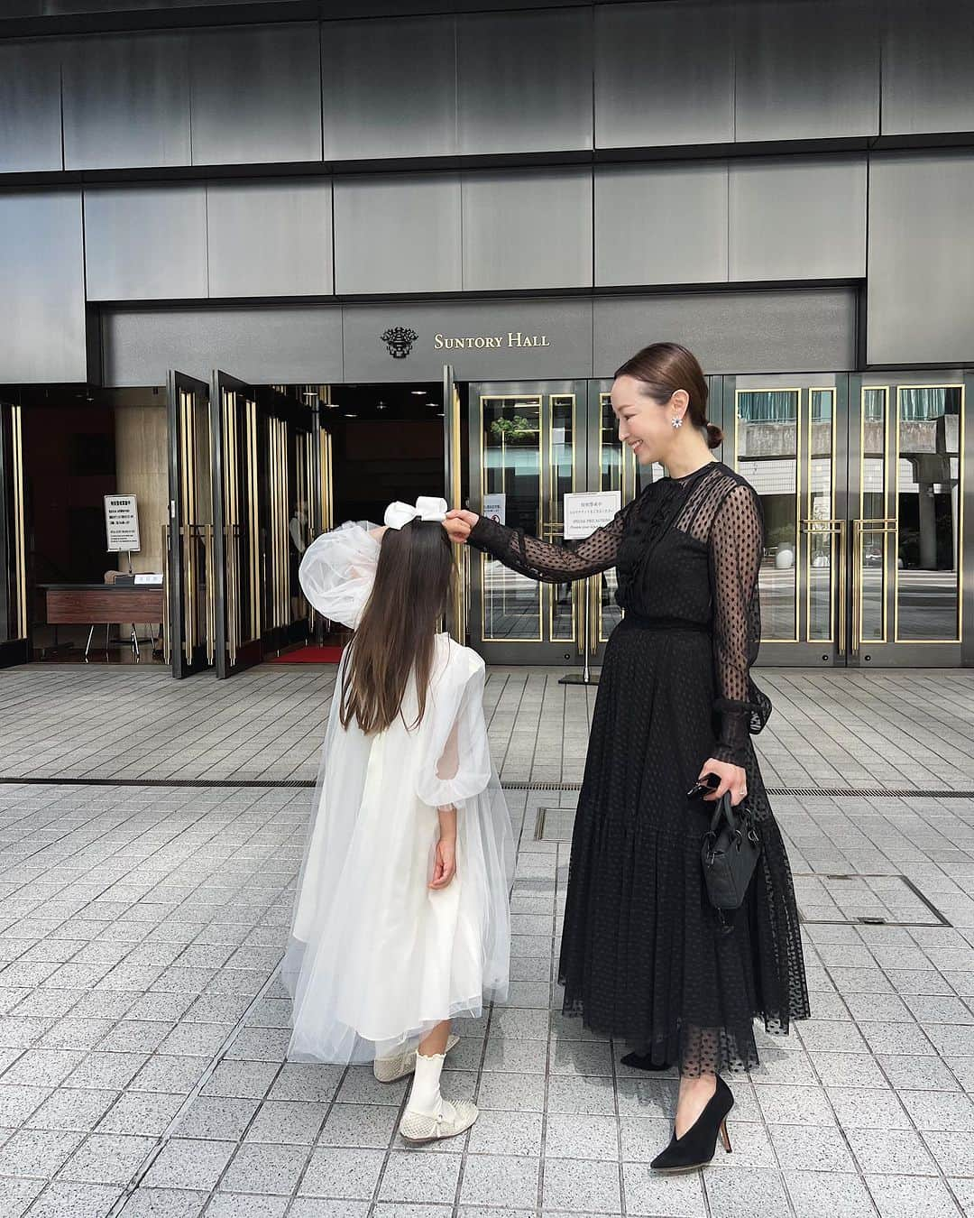 翁安芸さんのインスタグラム写真 - (翁安芸Instagram)「はじめてのピアノ発表会♡ 緊張しながらも舞台での演奏が楽しかったよう🎶   本番までの日々と当時の大舞台、 どうなることかと心配もしましたが、 娘の成長する姿をみて感動しました🥹  温かい指導をしてくださった先生に感謝です✨  #ピアノ発表会 #proudmom #pianorecital #momanddaughter #monotone」10月5日 15時27分 - akinyc