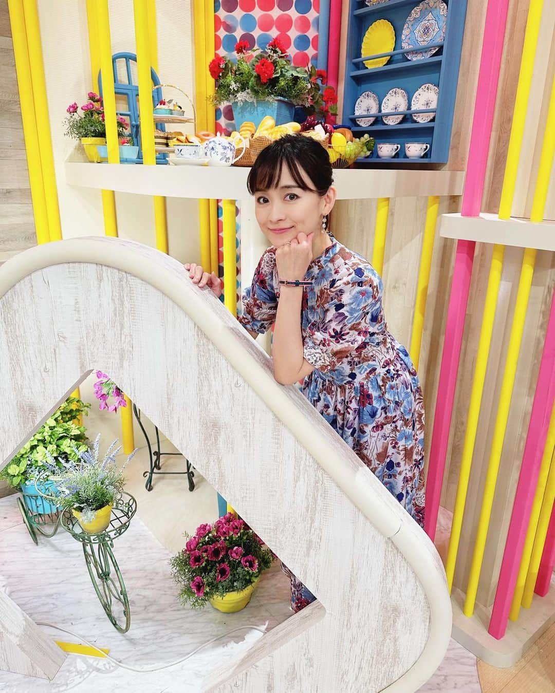 のインスタグラム：「*＊ 写真をいつもと少し違う感じで撮れないかしら、、 そんな欲を出し 不自然な場所で不自然なポーズをきめてみたら セットの飾りがガタッ！と動いてヒー😱 ドキドキしながら確認したら壊してなくてホッ。。 その時のリアルな表情が、 動じず写真を撮り続けて下さった スタッフさんのおかげで、残ってました。 結果いつもと少し違う感じの写真になり目的達成？(笑) スタッフさん、ありがとうございます！ #ドキドキからのホッ の顔がツボだったので #最後拡大しておきました。 #私こんな顔で驚いているんですね🤣 #よじごじDays (月〜金 15:40〜) #絶賛準備中🐻‍❄️」