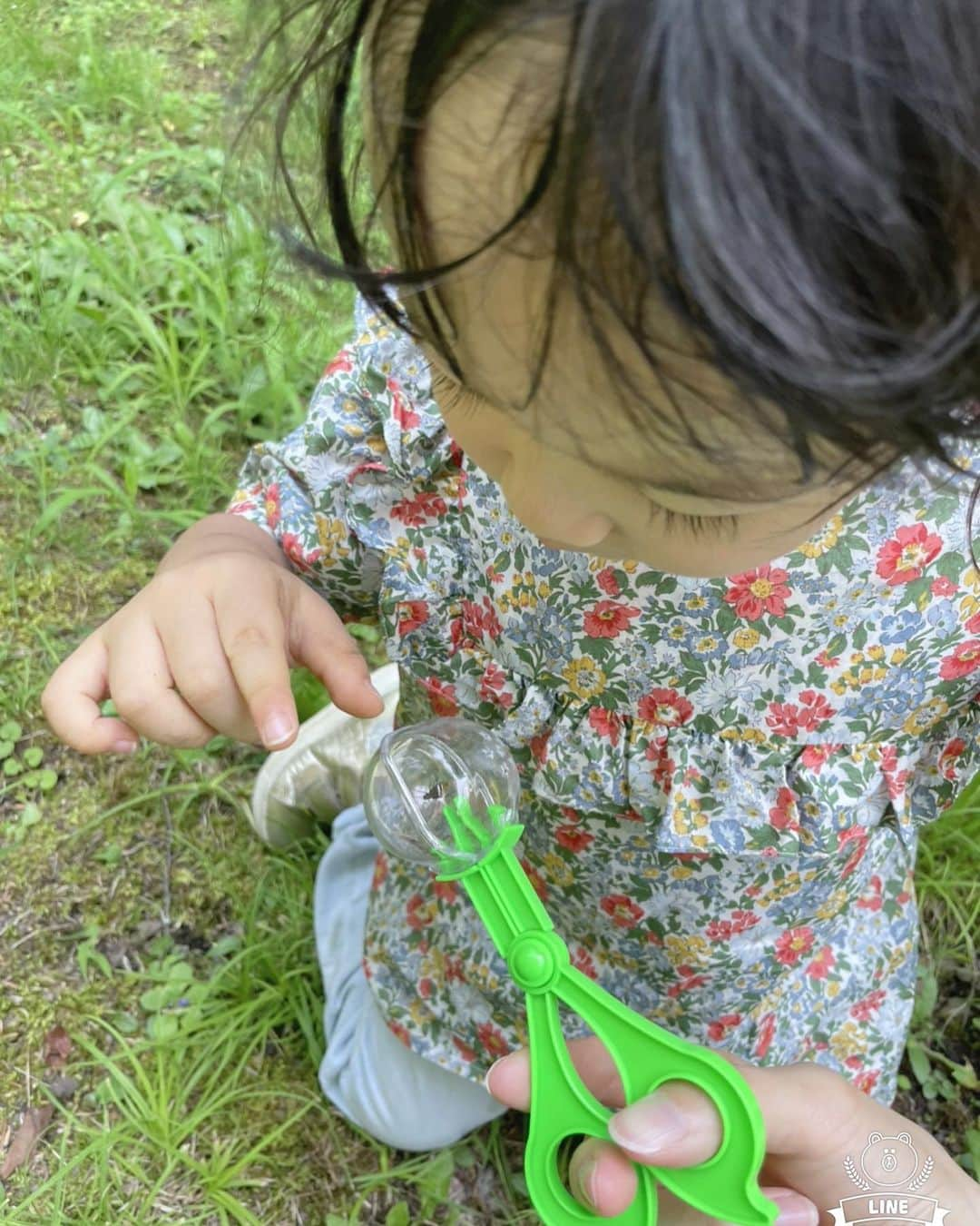 英玲奈さんのインスタグラム写真 - (英玲奈Instagram)「別荘の近くの公園に朝から行って、 ブランコ乗ったり、 虫の観察したり、 夜はお庭で初めての花火をしました。  スーパーでは、 都内には無い格好いいカートに乗って、 どの写真も、娘はとびきりの笑顔で本当に楽しそう☺️  いつもニコニコしてる娘ですが、 さらに笑顔が見られて幸せなパパママでした😍  #ていねいな暮らし #季節を感じる暮らし#からだにいいこと#料理 #からだにやさしいごはん #おうちごはん#家族の健康守りたい#10年後の健康の為に#無添加#無化調#オーガニック#低gi #美腸活#趣味生活#料理家#erenakitchen #娘#daughter#2歳10ヶ月#女の子ママ#girlmom#女の子幼児#girlbaby#親バカ部#毎日が特別#子供のいる生活#ていねいな子育て」10月5日 15時22分 - erena_erenyan