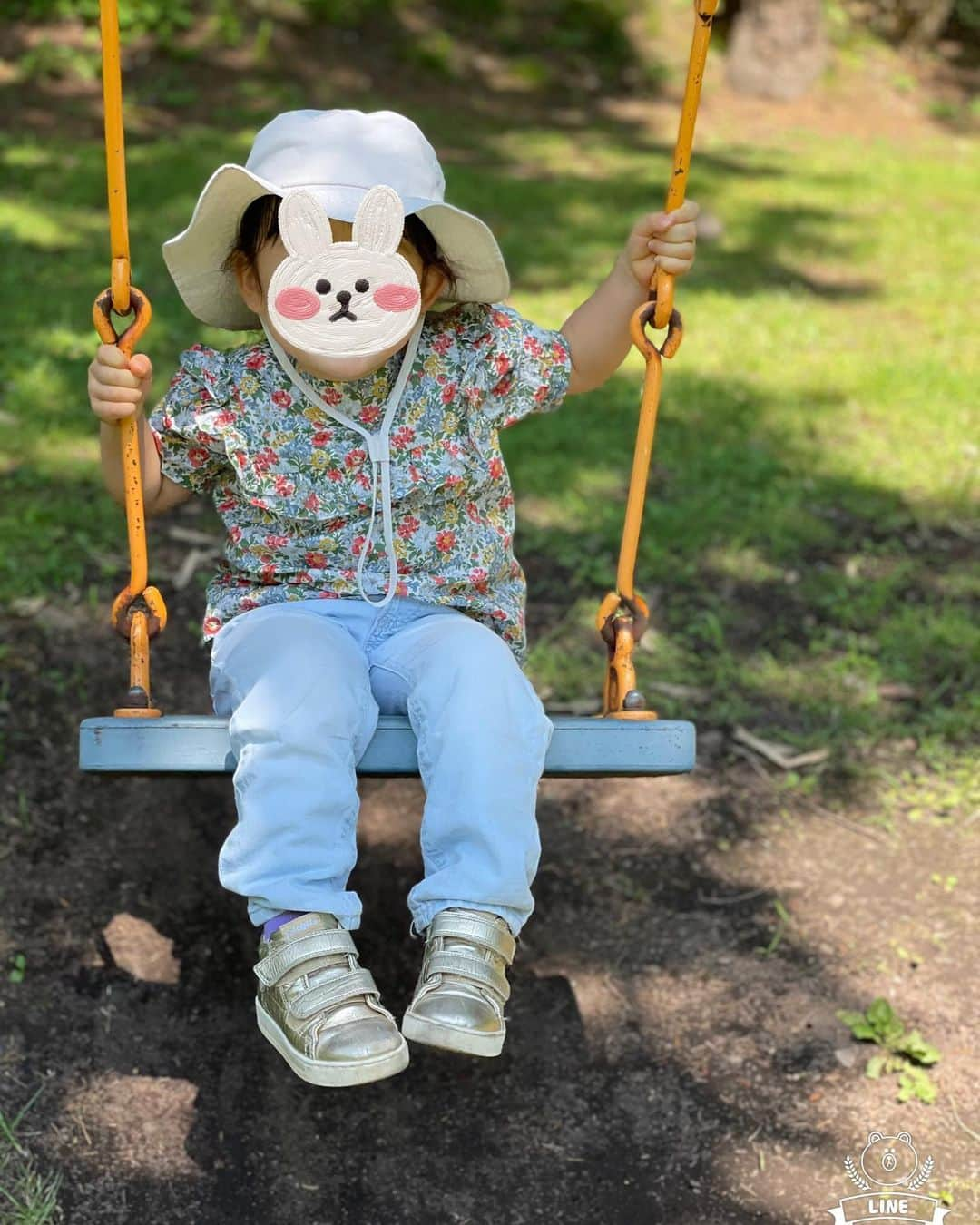 英玲奈のインスタグラム：「別荘の近くの公園に朝から行って、 ブランコ乗ったり、 虫の観察したり、 夜はお庭で初めての花火をしました。  スーパーでは、 都内には無い格好いいカートに乗って、 どの写真も、娘はとびきりの笑顔で本当に楽しそう☺️  いつもニコニコしてる娘ですが、 さらに笑顔が見られて幸せなパパママでした😍  #ていねいな暮らし #季節を感じる暮らし#からだにいいこと#料理 #からだにやさしいごはん #おうちごはん#家族の健康守りたい#10年後の健康の為に#無添加#無化調#オーガニック#低gi #美腸活#趣味生活#料理家#erenakitchen #娘#daughter#2歳10ヶ月#女の子ママ#girlmom#女の子幼児#girlbaby#親バカ部#毎日が特別#子供のいる生活#ていねいな子育て」