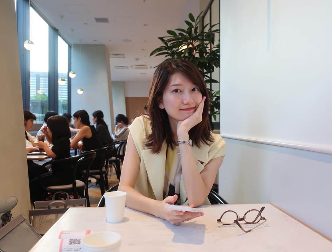 吉村恵里子のインスタグラム：「・ 友人から、誕生日の時にもらった ドリンクチケットを持ってカフェへ☕️  まだこの日は暑かったのに、 急に季節が進んでびっくり！  皆さん衣替えは済まれましたか？ 私はまだ夏服が手前にあります🥹」