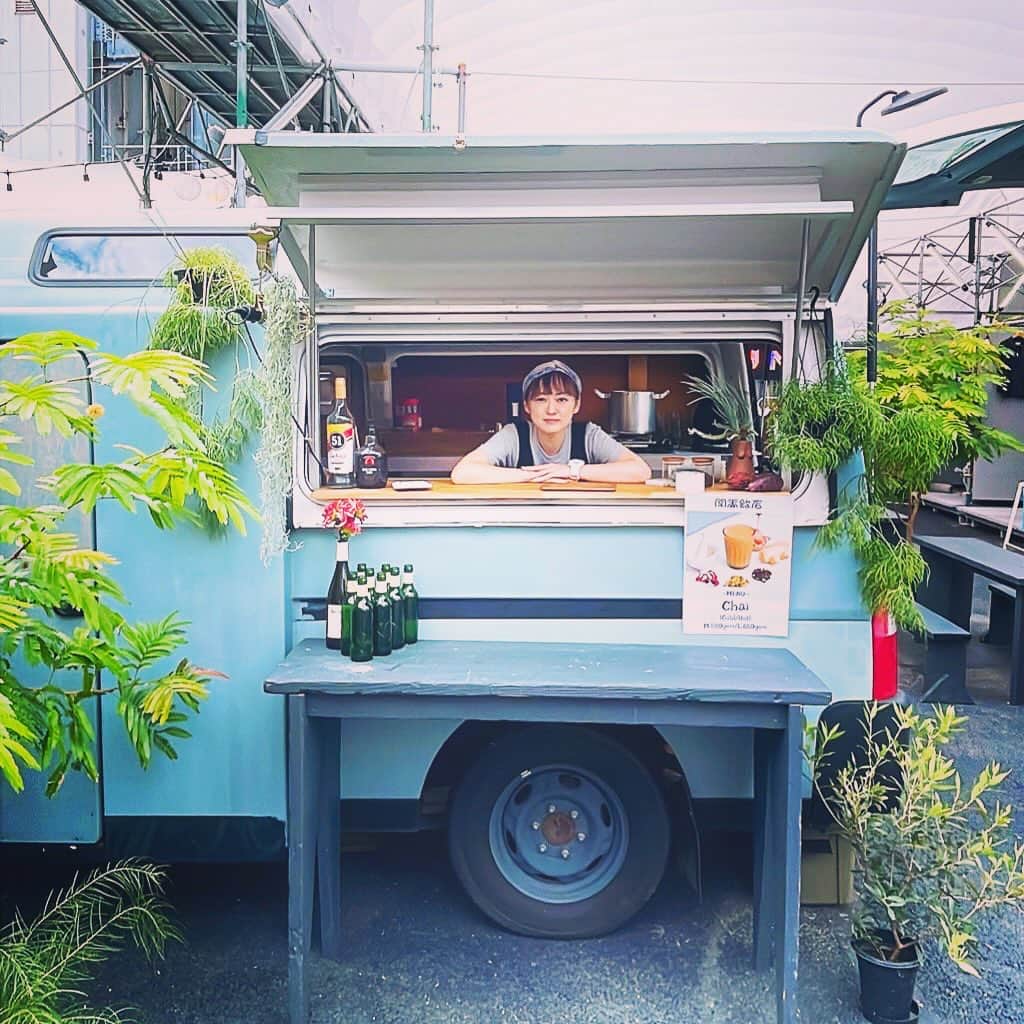 脇田唯のインスタグラム：「☕  突然ですが、 キッチンカー始めました！  義理の弟くんのお店。 お手伝いで、 私は毎週、木曜日と金曜日に。  ◆聞香飲店◆  🌿表参道 B-Flat COMMUNE内 所在地：東京都渋谷区神宮前 4-4-5  🌿12:00~20:00頃まで   🌿水曜定休  フォローしてね！ @monkouinten」