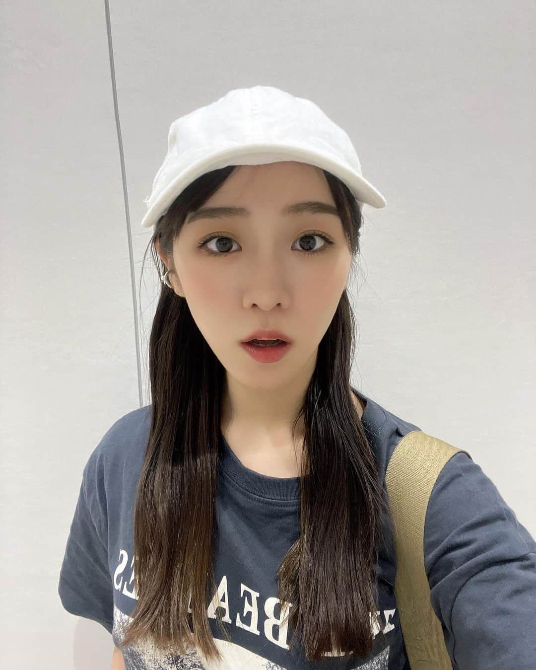 沖玲萌のインスタグラム：「ひとりでお買い物してたらわんこいた🐕 かぼちゃに入ってる子かわいい  #instagram #instagood #ootd #instalike #japanesegirl #japan #photooftheday #picoftheday #vlog #instadaily #selfie #style #fashion #fashionstyle #ootd #autumn #大学生 #03 #03년생 #데일리 #오오티디 #카페 #패션 #일본 #점심 #셀카 #데일리 #귀여워 #キャップコーデ #ストレート #沖玲萌 #フジコーズ」