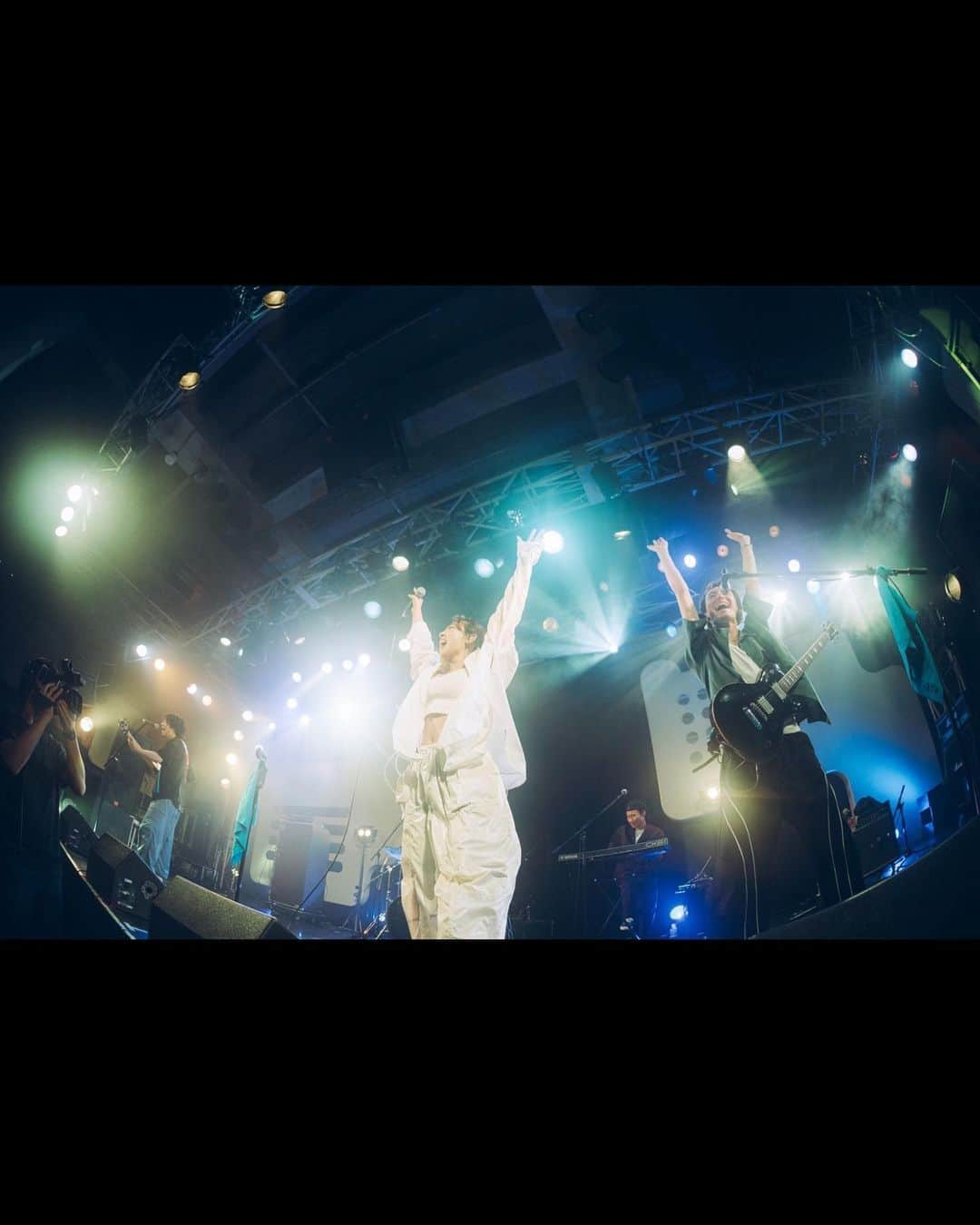 EOWのインスタグラム：「LIVE Photo📸 2023.10.4 📍Shibuya duo MUSIC EXCHANGE  M1「NEO」 M2「ON」 M3 「嫌んなるわ」 M4「yumenara」 M5「百花」 M6「(this is the) DAY」  #eow #live #photo  Photo by @yoshrum」