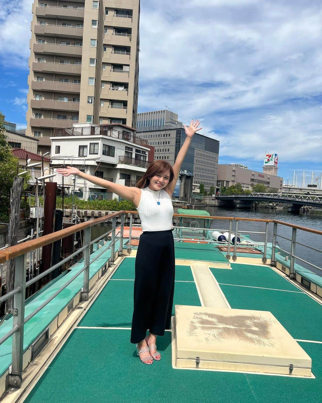 東紗友美さんのインスタグラム写真 - (東紗友美Instagram)「タイタニック愛が今年は暴走しておりまして、紙の模型を買ってお風呂場で沈めて左舷と右舷の様子を確認したり、レゴを作ったり（結局未完成）、タイタニックグッズを四方八方かき集めたり、色々と忙しい日々を送っており、なんだか満たされております🚢タイタニックのことを調べれば調べるほどその魅力に魅せられている自分がいます。 タイタニックグッズやタイタニックの想い出は、私のインスタのハイライトの「タイタニック」をご覧ください。←そのまま笑  この夏は心の友♡のりちゃんを誘い出してある場所へ。 @norism.1008  タイタニックにオマージュを捧げた日本版タイタニックと言っても過言ではない国産洋画劇場🎥船と氷山🧊🚢のロケ地#深川富士見　を見に行きました。今日はその時の写真を。  国産洋画劇場🎞️船と氷山では''大谷丸''として登場する船に、乗船させていただきました。 笑顔の眩しい若女将がとっても素敵な人でした✨✨  タイタニックのパロディ船として登場する、たいへんに豪華な屋形船...興奮しました。 ここでロバート秋山さん演じる雀（ジャク）と友近さん演じる薔薇子（ローズ）は、海の上のロミオとジュリエットとして、運命の出会いを果たすのです。  おおたにまる...よくよんでみてください...そう、タイタニク...！！！！もう、最高でした。  #タイタニック愛が止まらない ↑その日のリールはこちらから  この日は劇中でも登場するあの#碧洋のハート　を胸に、のりちゃんとお揃いにして気持ちを高めました。 かわいくないですか、このネックレス。 そして、コーデのポイントはレースのグローブ。 映画タイタニックと言えば、時代考証が徹底されたファッションもみどころで。 1910年代、劇中でローズがそうだった様にイギリスの女性は食事の時以外はグローブをしないといけなかったんですよね。だから私たちもレースのグローブ（劇中では白のグローブをローズがしていますね。）を着用してみました。 グローブのせいでスマホが反応せず、作動しなくなるトラブルもあり撮影は困難を極めた一瞬もありました笑が、のりちゃんとのナイスプレーで無事良い思い出ができました。  そして私はどんなことにも興味を持ってくれるのりちゃんが大好きなのですが、たくさんタイタニックの話を聞いてくれて嬉しかったです！ 基本タイタニックの尺が長すぎて、最近人に会っても途中で話を止められてしまうことが多かったのです笑が、この日は思う存分タイタニックの話をしました。あゝ楽しかった....。  ちなみに今1番行きたい場所は、ミズーリ州もしくはテネシー州にあるタイタニックミュージアムです。世界各国にタイタニックミュージアムは存在しているようですが、ここのタイタニックミュージアムは船の形をしているんですよね！！ラスベガスや、タイタニックが生まれた工場のあったベルファストにもミュージアムがある様ですが、やはり船の形をしたテネシー州orミズーリ州のミュージアムに訪れたいです。 ちょっと遠いんですよねぇ...。  最後になりますが、タイタニックにまつわるおすすめをシェアさせてください。これが素晴らしかった。Twitter等でもめちゃくちゃバズっていたので、知っている方もいるかもですが。  #愛し友よ最期の夜を　という春野ゆうさんという作家さんの書いたタイタニック関連おすすめ無料マンガ（22ページで読める）です。  わたしはタイタニックを見て生き様と死に様について考えたんですよ。 死ぬ時にどんな人間でありたいか。改めて考えるきっかけをもらったのが映画タイタニックなのですが、同じこのメッセージが22ページで読めちゃうから隙間時間に是非読んでいただきたい。泣ける。 約2年にわたる調査の上で創作した「愛しの友よ、最期の夜を」は3000件以上のリツイートと9000をこえるいいねを獲得したんですよ。ものすごくしっかり時代についてお調べしている春野さんにを完全にリスペクト。 https://www.pixiv.net/artworks/109522489   ぜひ！！！  #深川富士見 #タイタニック #船と氷山 #大谷丸 #ロバート秋山 #友近」10月5日 15時33分 - higashisayumi