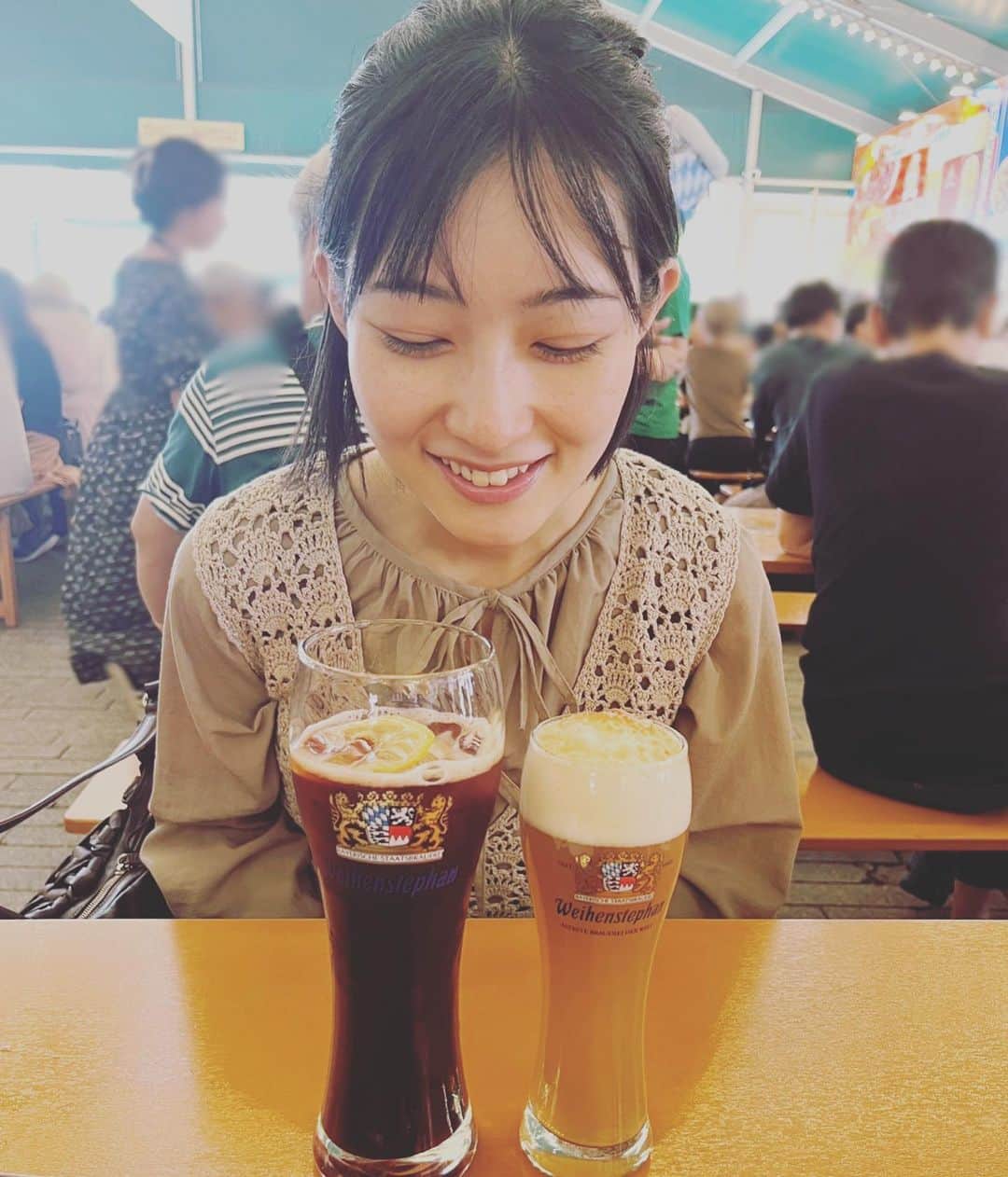 中嶋春陽のインスタグラム：「友達とオクトーバーフェストへ🍂 毎年恒例になりつつある。 思ってたより大きかったサングリア〜  #octoberfest」