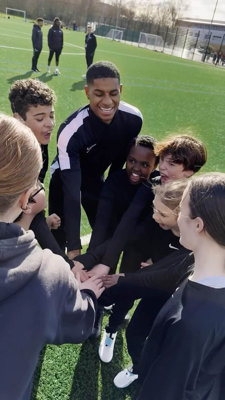 マーカス・ラッシュフォードのインスタグラム：「“Where you start doesn’t have to determine where you finish.” 💪  @marcusrashford and @footballbeyondborders have teamed up to help the next generation discover their unique superpowers. Supported by Nike, the Play Forward program uplifts young people via a dedicated curriculum aimed at developing football and life skills, encouraging them to dream big, both on and off the pitch.  Learn more about the initiative at Nike.com/a/playforward   #NikeFC」