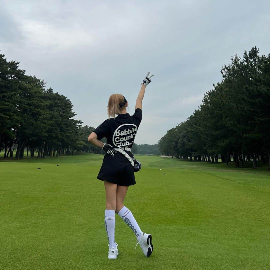 加護亜依のインスタグラム：「⛳️🏌️‍♀️  あいぼん初ラウンドしてきました！！！！ 2枚目は初のドライバー動画、めっちゃ天ぷらしました。笑 3枚目はちょっと調子良くなりました🥹❤️  なに！ゴルフ楽しい！！ 初心者すぎて下手ですが、これから練習もしてもっと飛ばせるようになりたいです💕💕💕  スコアと今日1番ショットは ストーリーにアップしますね🤫  ウエアは全身　@fr2golf 🐇⛳️」