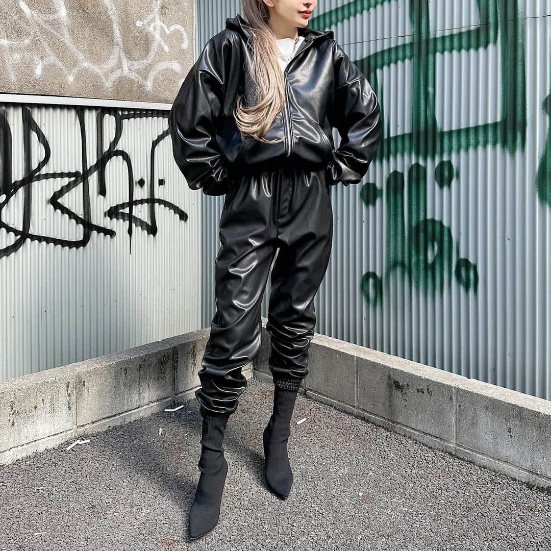 Select Shop MIRROR9さんのインスタグラム写真 - (Select Shop MIRROR9Instagram)「. 10/5(thu)20:00 start Re Arrival  ✔︎Relax fake leather pants¥15,950(tax in) size/S M L  ✔︎Fake leathers zip hoodie ¥19,800(tax in) size/M L XL  #MIRROR9 #ミラーナイン」10月5日 15時37分 - mirror9official