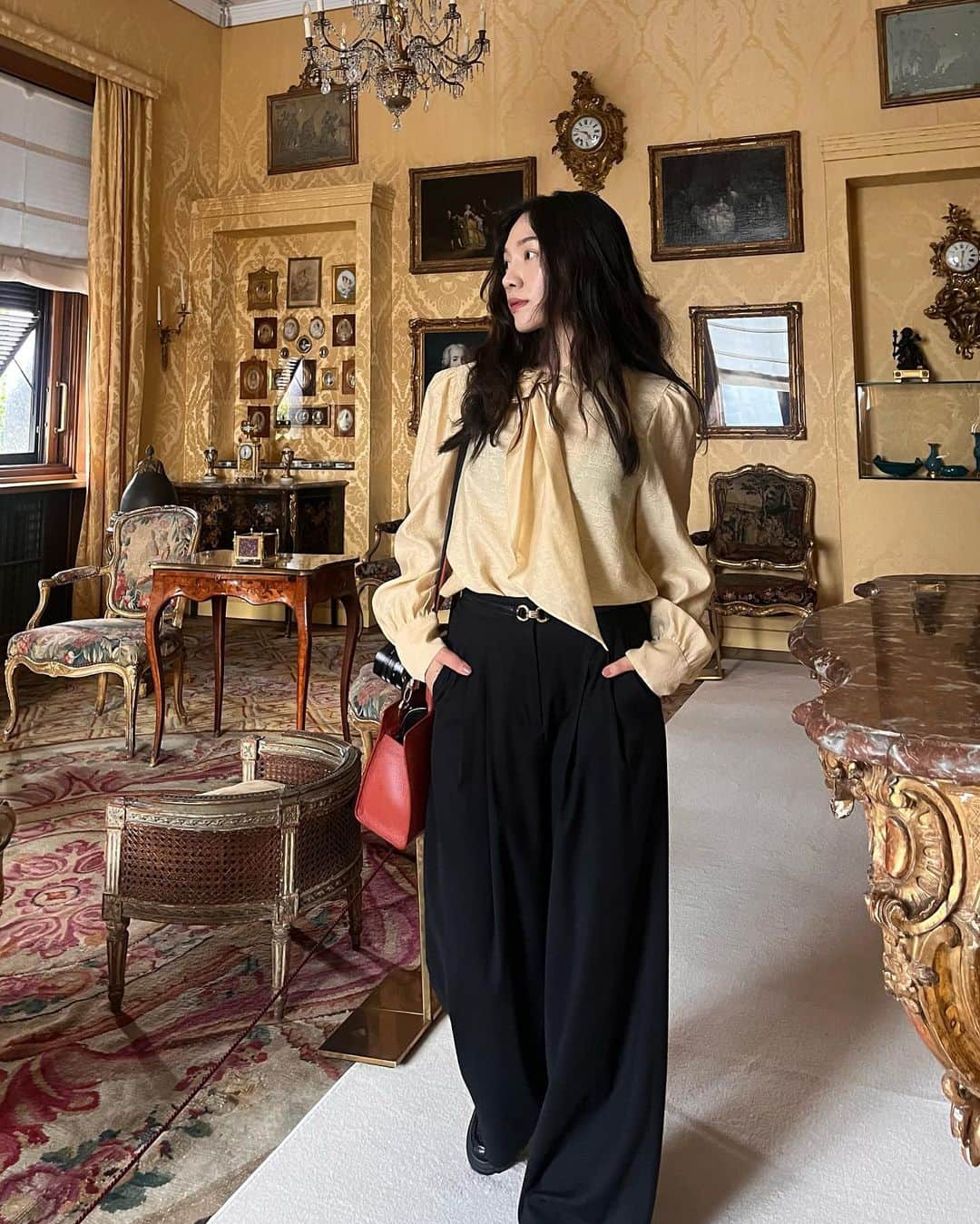 チェ・ヒソのインスタグラム：「Visited this hidden gem in the center of Milan on my last day. It’s crazy how the decors, books and artworks in this villa from the 1930s were impeccably preserved till now. My favorite room was of course, the “green room” 💚 꼭 가보라고 추천해줬던 교언니와 너무나 어울렸던 고즈넉하고 우아한 밀라노의 고택. 같이 방문한 짱수가 자꾸 내 블라우스랑 이 집 커튼이 컬러도 텍스쳐도 똑같다고 해서 “맞아 이 커튼 뜯어서 만든거야”라고 웃었는데 집에 와서 벗어보니 정말로 “garment from Italy” ㅋㅋ 장팀장.. 눈썰미인정해🧐」