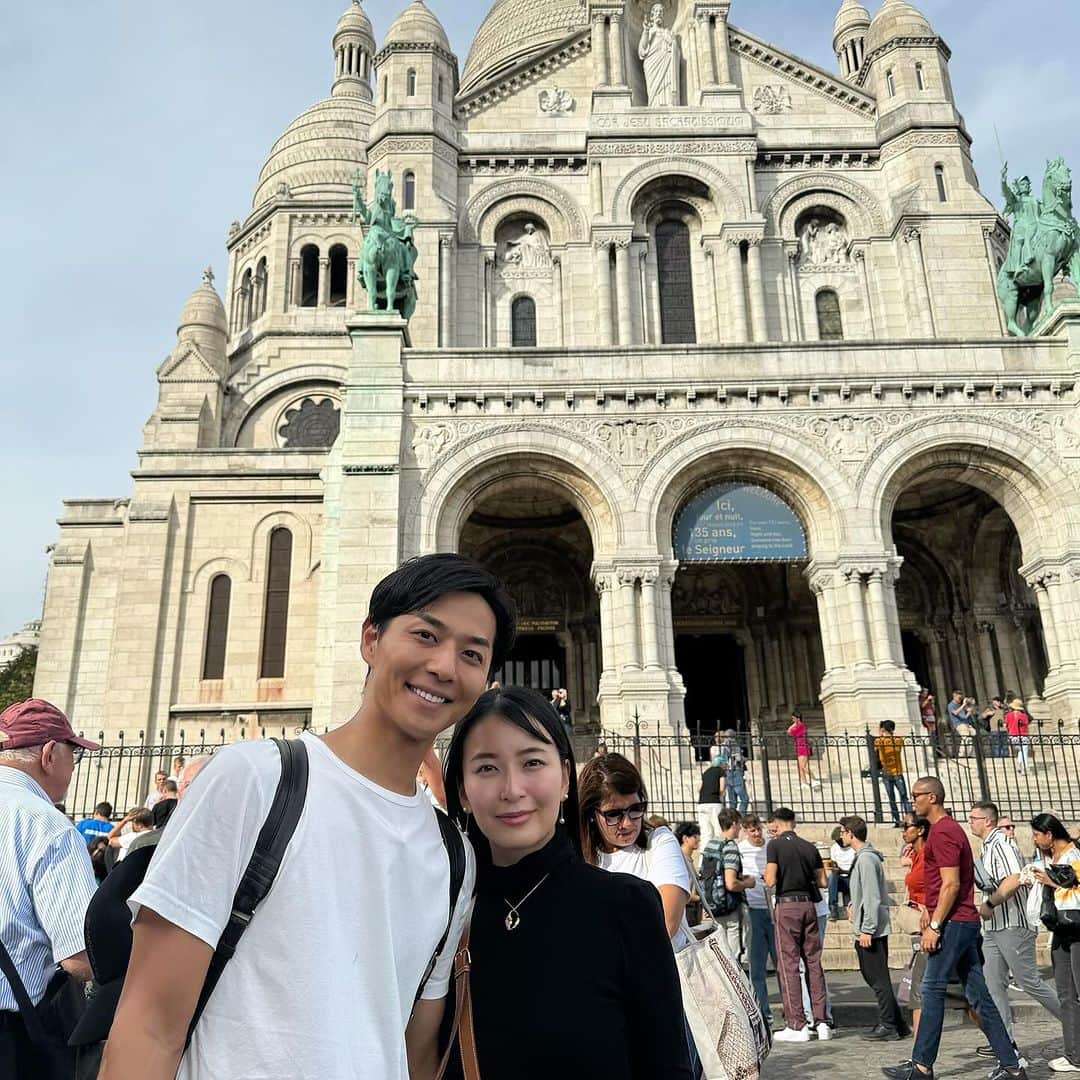 友永真也さんのインスタグラム写真 - (友永真也Instagram)「日曜日のフランスは全部のお店が閉まっているのですが、Champs-Élyséesは空いています🌟  週35時間しか働かない国なので、ウィークエンドやバカンスを大事にする国民性です🇫🇷  2枚目以降はモンマルトルです😄 この街の雰囲気が大好きなのでよく訪れます。」10月5日 15時38分 - tomonaga_shinya