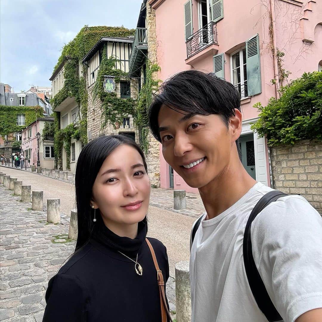 友永真也さんのインスタグラム写真 - (友永真也Instagram)「日曜日のフランスは全部のお店が閉まっているのですが、Champs-Élyséesは空いています🌟  週35時間しか働かない国なので、ウィークエンドやバカンスを大事にする国民性です🇫🇷  2枚目以降はモンマルトルです😄 この街の雰囲気が大好きなのでよく訪れます。」10月5日 15時38分 - tomonaga_shinya