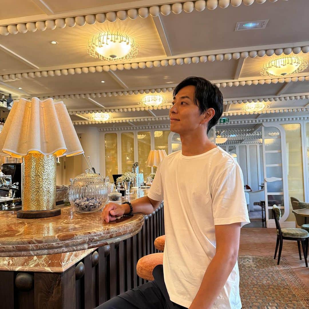 友永真也さんのインスタグラム写真 - (友永真也Instagram)「日曜日のフランスは全部のお店が閉まっているのですが、Champs-Élyséesは空いています🌟  週35時間しか働かない国なので、ウィークエンドやバカンスを大事にする国民性です🇫🇷  2枚目以降はモンマルトルです😄 この街の雰囲気が大好きなのでよく訪れます。」10月5日 15時38分 - tomonaga_shinya