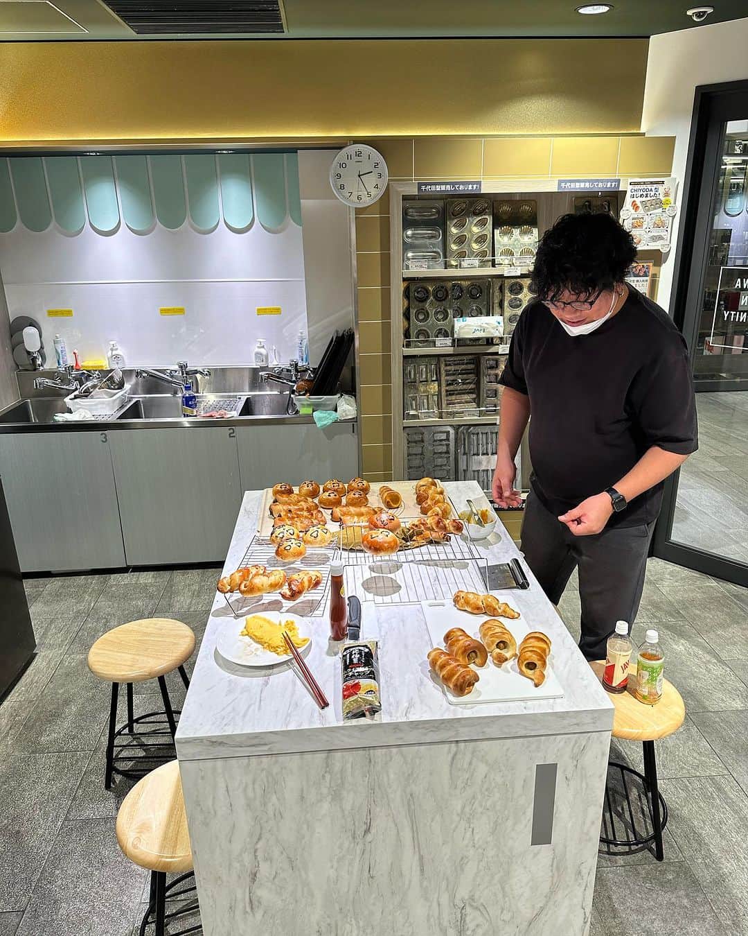 マギー審司のインスタグラム：「今日はカンニング竹山さんっぽい人達と4人で渋谷のキッチンスタジオを借りて  パン作りをしました(^^)  パン作りはみんなでやると本当に楽しいですよ😃」