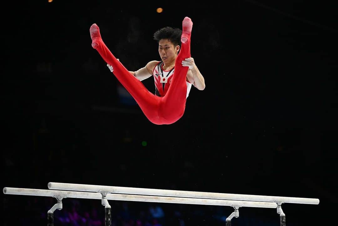 日本体操協会さんのインスタグラム写真 - (日本体操協会Instagram)「#世界体操2023 【2015年以来の金メダル】  ✨萱和磨✨ 出場しすべてでトップバッターを任されて、絶対に着地を止めてつなぐ次につなぐ思いで、無事に達成できたのが良かったです。チーム全員そして自分自身も一番望み、目標とした金メダルだったので、本当にうれしいです。今大会で勝ち方を経験したことは、来年のパリに必ずつながると思います。  ✨千葉健太✨ 本当にうれしいです。最初から最後までみんなに助けられて本当にありがとうっていう感じでした。今までやってきたことがすべて報われたような気持ちです。  ✨杉本海誉斗✨ もう本当に今まで味わったことのないぐらいの緊張があったんですけど、その中でも着地を決めてチームに勢いをつけて、18演技全員で繋ぐっていうことを意識して、結果が金メダルっていうのになって本当に最高です。体操やってて良かったなと思います。  ✨橋本大輝✨ 本当に今日は着地を決めてチームに勢いをつけるっていうことを目標にしてきたので、任された場面をやり切れた。本当に今はみんなで決めるということができて最高です。  ✨南一輝✨ ゆかで思うような貢献ができなかったんですけど、跳馬で着地を決めてそこからいい流れをつくり、優勝に貢献できて最高にうれしいです。（21年の世界体操で銀メダルを取ったが）団体戦でみんなで18演技つないで獲得した金メダルには重みがあります。  #体操ニッポン #ARTWorlds2023 #antwerp2023 #金メダル #世界一  @aflosport / JGA 　 写真：アフロスポーツ/JGA」10月5日 15時43分 - gymnasticsjapan