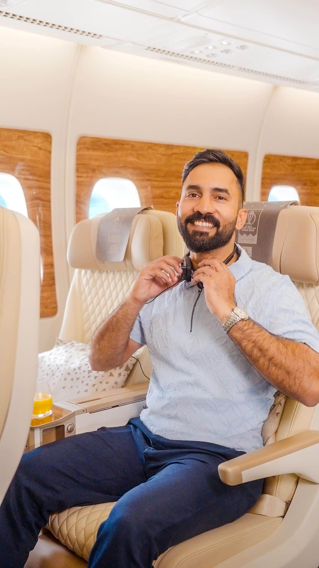 エミレーツ航空のインスタグラム：「The ICC @CricketWorldCup begins in India today! Cricket legend Dinesh Karthik has a message for you. 👀  If you’re flying with us, catch all the action live with @sport_24_live on ice inflight entertainment.  #Emirates #FlyBetter #CWC23 @dk00019」