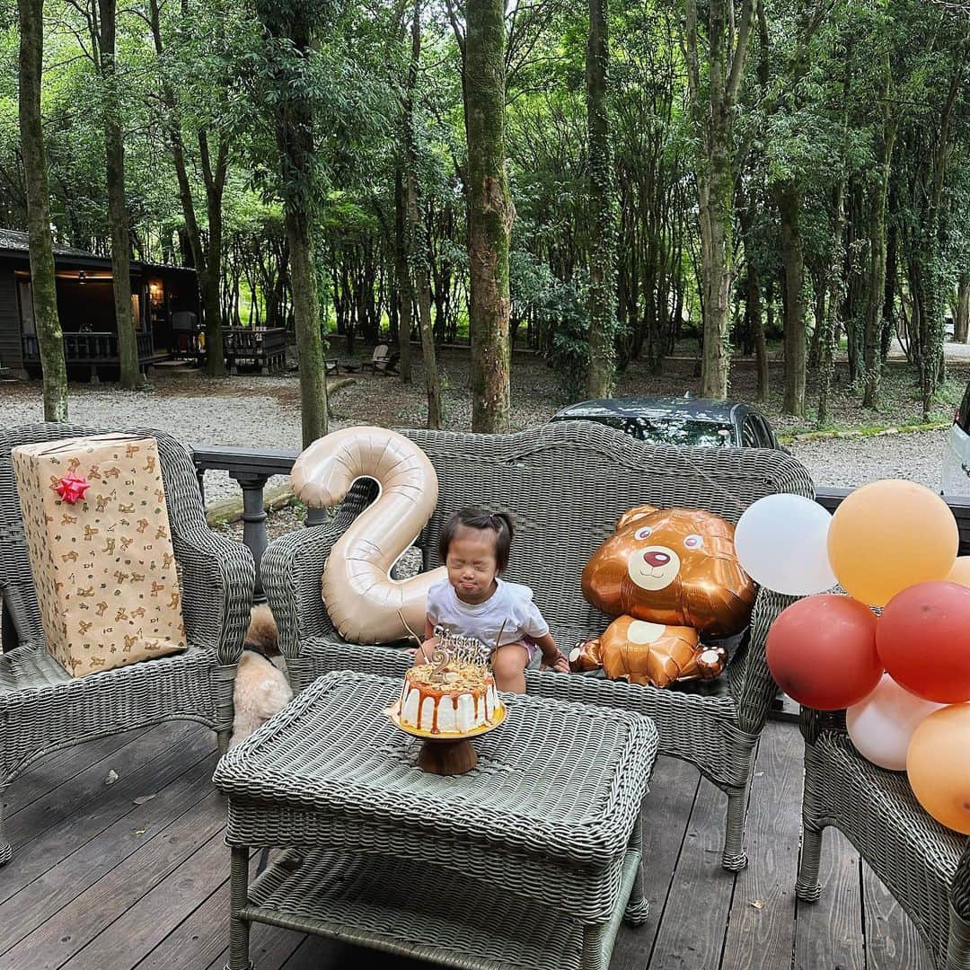 田母神智子さんのインスタグラム写真 - (田母神智子Instagram)「みんなで東京Classic Camp🏕️ えりみかとはけっこーな頻度で遊んでるんだけど、子供の写真ばっか撮って自分達の写真全く撮ってないね😅って事で今回はしっかり記念写真撮りました😂 えりみかは双子だけど性格が全然違くて面白い🤣どちらも可愛くて面白くて大好きだ💖 娘のお祝いしてくれてありがとう🫶娘は誕生日をまだ理解してなくて、だけどみんなにおめでとうって言われてすごく照れてて可愛かった😂 東京クラシックはご飯が美味しくてサウナが気持ちよくて子供達も楽しめて、本当にいいとこだな。寒くなる前にまた行きたい😃」10月5日 16時00分 - tomokotamogami