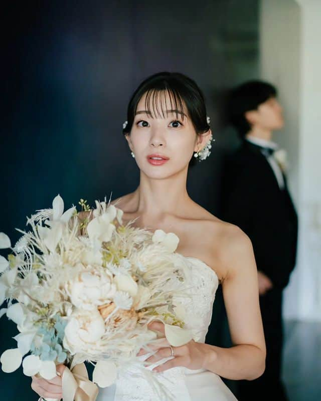 プレ花嫁の結婚式準備サイト farny 【ファーニー】さんのインスタグラム写真 - (プレ花嫁の結婚式準備サイト farny 【ファーニー】Instagram)「@farny_weddingをフォローして #プラコレ #美花嫁図鑑 を付けて投稿してください⡱ . ‥‥‥‥‥‥‥‥‥‥‥‥‥‥ Today's wedding photo from... @adacchee さん⚐* . タレントの足立梨花さんが TATSUとの前撮り写真を披露しました💍  お二人の表情から仲の良さが伝わってきますよね🤍  ぜひチェックしてみてくださいね👀 . ‥‥‥‥‥‥‥‥‥‥‥‥‥‥ . \\花嫁ライター募集中// @farny_wedding のDMに ”farny花嫁ライター希望”とお送りください✈︎✉︎ . \\花嫁アプリ // プロのアドバイザーに結婚式の相談を何度でも ウェディングドレスの記事や、 自分のウェディングレポを残せちゃう♡” . >>>TOPのURLからcheck ⋈ @placole_dressy >>>結婚のご相談は プラコレウェディングアドバイザーへ♡ @wedding_adviser >>>ウェディングレポを残したいなら、 farny by プラコレをcheck ✎ @farny_wedding >>>ウェディングアイデア＆DIYは ドレシーアイデアcheck ❁ @dressy_idea >>>素敵なドレスに出会いたい花嫁さま♡ @dressyonline_をcheck >>>お洒落で可愛いパパママ婚やフォトは @dressy.baby をcheck ∴ >>>鎌倉にOPEN”お花とドレスと紅茶のカフェ” @dressyroom_teaをcheck𓌉𓇋 >>>名古屋にOPEN”ウェディング体験型カフェ @dressycafe_nagoya をcheck𓌉𓇋 . ‥‥‥‥‥‥‥‥‥‥‥‥‥‥ #プレ花嫁 #卒花嫁 #結婚準備 #結婚式 #結婚式場 #当日レポ #撮影指示書 #weddingtbt #weddingdress #ウェディングドレス #ウェディングフォト #ブライダルフェア #farnyレポ #美花嫁図鑑 #2023秋婚 #2023冬婚 #2023春婚 #2023夏婚 #mydress #동행플래너 #足立梨花 #TATSU #前撮り」10月5日 16時01分 - farny_wedding