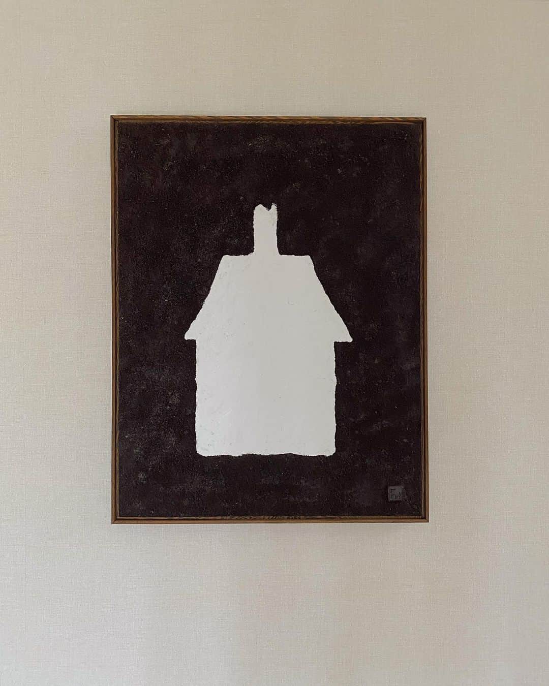 エドツワキのインスタグラム：「実家の玄関に飾られてる僕の作品と通学路にあった小屋(多分倉庫)。  #どちらも健在 #小さな家」
