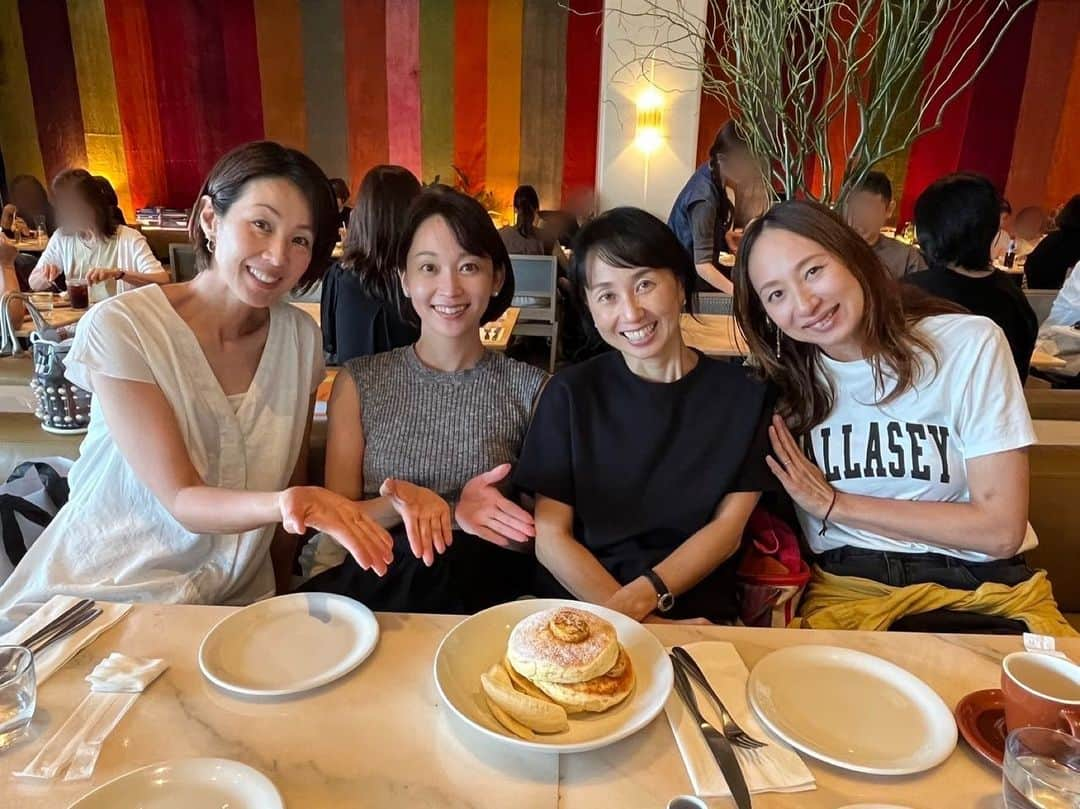 浦田聖子さんのインスタグラム写真 - (浦田聖子Instagram)「． 先月の嬉しすぎる久々の再会♡ モリモリ食べて許す限りのおしゃべりタイム✨ やっぱり画面越しに会えるのとはわけが違う🫶  @rikohigashio さん命名 #男前ガールズ  #出水麻衣 ちゃん #落合真理 #bills #🥞 真理のドリンク、テーブル乗った瞬間2度見した😂🥒 キューカンバーこれで覚えたね笑」10月5日 16時11分 - satoko_urata