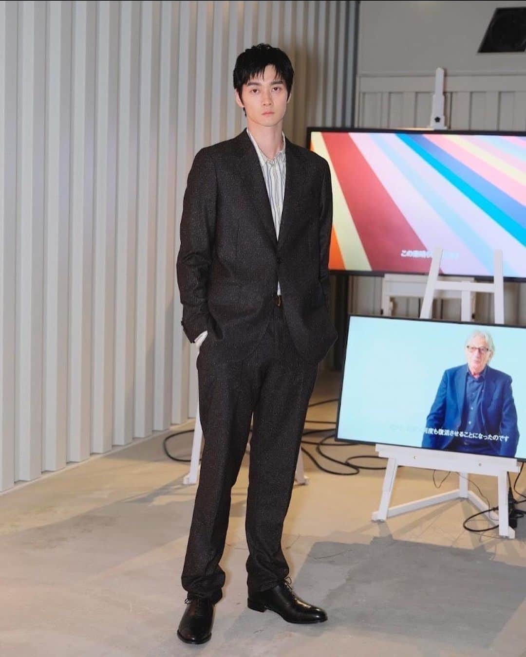 柳俊太郎のインスタグラム：「Paul Smith  表参道BANK GALLERYにて開催中のPaul Smith Signature Stripeのポップアップイベントにお邪魔しました！  10月15日まで開催してるので皆さんも是非足を運んでみてください！   #PR @paulsmithjapan  #stripeunfolded #paulsmith #栁俊太郎 #柳俊太郎 #shuntaroyanagi」