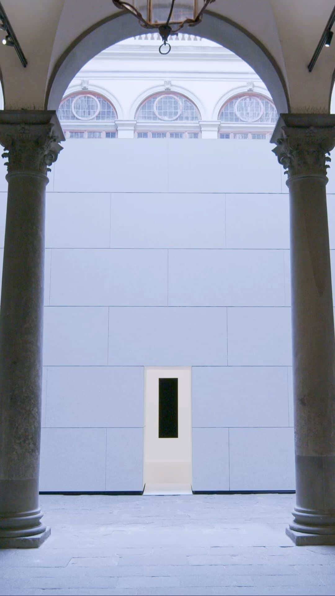パラッツォストロッツィのインスタグラム：「Al centro del cortile di Palazzo Strozzi si erge il grande “Void Pavilion VII” (Padiglione del vuoto), punto di partenza e di approdo della mostra “Anish Kapoor. Untrue Unreal”. Entrando in quest’opera potrete sprofondare nei vuoti delle pareti e vivere un momento meditativo sull’idea di spazio, prospettiva e tempo. “Void Pavilion VII” e la mostra #AnishKapoor #UntrueUnreal vi aspettano dal 7 ottobre 2023. Scopri di più sulla mostra e acquista il tuo biglietto al link in bio.  La mostra è promossa e organizzata da Fondazione Palazzo Strozzi. Main Supporter: @fondazionecrfirenze. Sostenitori: @cittadifirenzeufficiale, @regionetoscana, @cameracommerciofirenze, Comitato dei Partner di Palazzo Strozzi. Main Partner: @intesasanpaolo. Con il contributo di #CittaMetropolitanaFirenze. Con il supporto di Maria Manetti Shrem e #FondazioneHillaryMerkusRecordati. Si ringrazia @galleriacontinua. La mostra si inserisce nell’ambito della #FlorenceArtWeek, iniziativa promossa dal Comune di Firenze in programma dal 28 settembre all’8 ottobre 2023. _ “Void Pavilion VII” stands at the center of Palazzo Strozzi’s courtyard becoming the starting and ending point of the exhibition “Anish Kapoor. Untrue Unreal”. Upon entering this work you can sink into the voids of the walls and experience a meditative moment on the idea of space, perspective and time. “Void Pavilion VII” and the exhibition “Anish Kapoor.  Untrue Unreal” await you from October 7, 2023. _ Crediti: “Anish Kapoor. Untrue Unreal”, Palazzo Strozzi, Firenze, 2023. Video: The Factory prd © Anish Kapoor. All rights reserved SIAE, 2023  #PalazzoStrozzi #Firenze #Florence #ContemporaryArt」