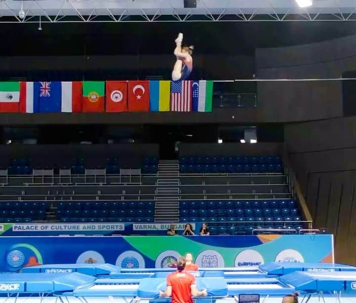 ブライオニー・ペイジのインスタグラム：「First training session here at the Varna World Cup  😊🙃☺️🌪️」