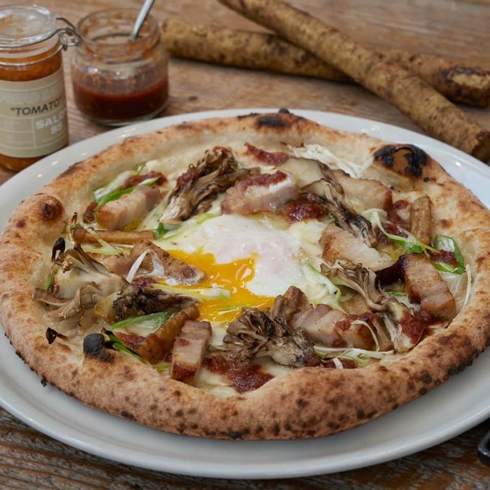 800DEGREES JAPANのインスタグラム：「* 800°DEGREES SHINJUKU& MINAMIAOYAMA  We started New Pizza!  『Bismarck with Roasted Pork & Oakrich Egg』 Crema with roasted pork pickled in Koji,stewed burdock with sherry,leek,maitake,oakrich egg.  We using Niigata ingredient!  Click link to see full menu!  #800degreesjapan」