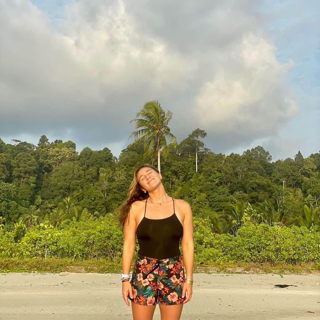 カリッサ・ムーアのインスタグラム：「Hard to pick just ten photos to sum up our Mentawai boat trip. Amazing food, quality humans, moon-bows, bonfires, blood moons, barrel juice, night surfs, baby turtles, shell hunting, endless games, dance parties and secret blue lagoons. Believe it or not, this was my first surf trip that didn’t involve “working” in some sense and it far exceeded any expectations.  When it rains, sometimes it pours. It felt like a lot happened at once recently and I didn’t know how much I needed these 12 days with friends and no service to reflect and reconnect to the things that matter most to me. Life is short. Be present, soak in the moments and love hard. Filled with gratitude for this human experience and all the people I get to share it with.  Mahalo @siboncharters Jaya crew for making this trip unforgettable for all of us 🥰💛」