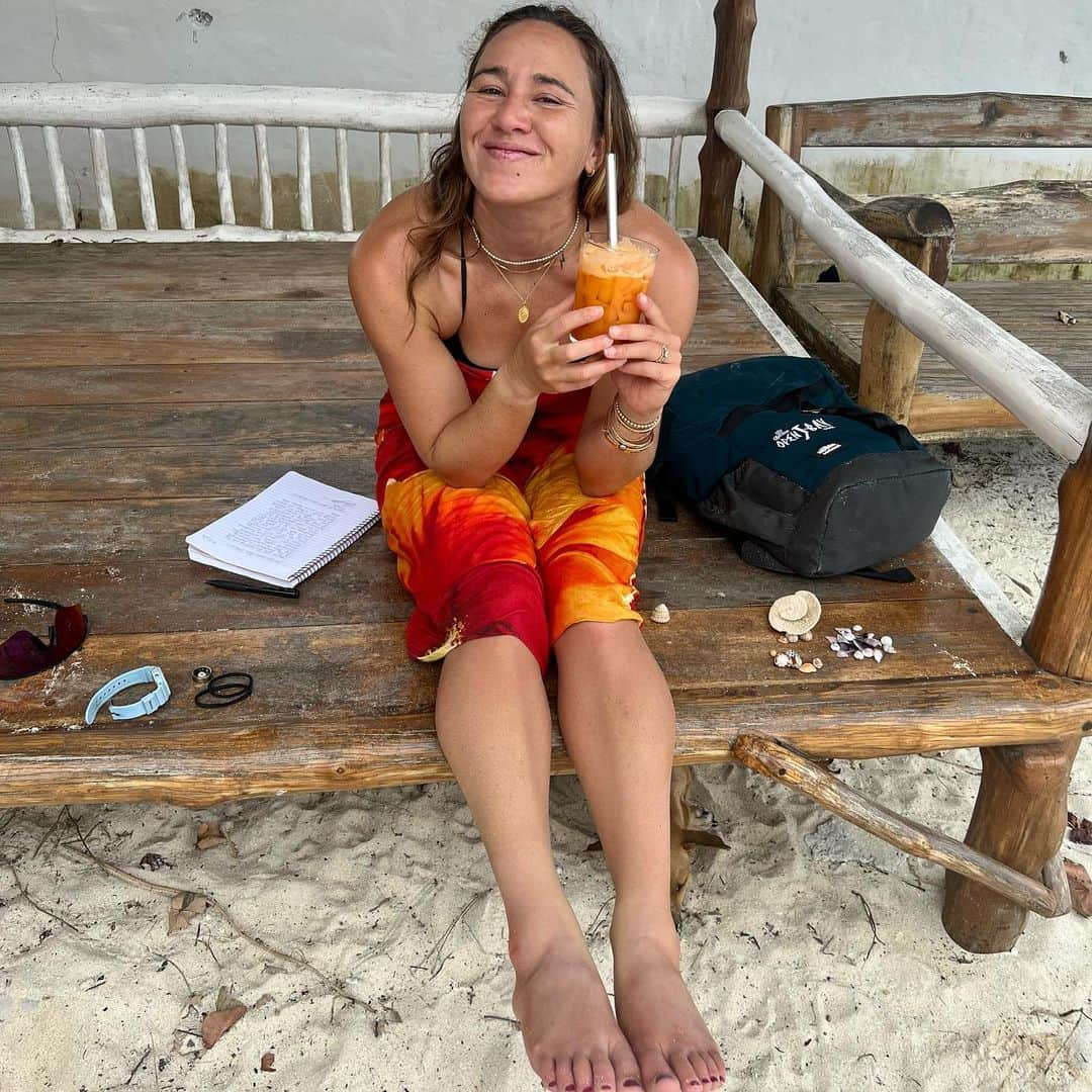 カリッサ・ムーアさんのインスタグラム写真 - (カリッサ・ムーアInstagram)「Hard to pick just ten photos to sum up our Mentawai boat trip. Amazing food, quality humans, moon-bows, bonfires, blood moons, barrel juice, night surfs, baby turtles, shell hunting, endless games, dance parties and secret blue lagoons. Believe it or not, this was my first surf trip that didn’t involve “working” in some sense and it far exceeded any expectations.  When it rains, sometimes it pours. It felt like a lot happened at once recently and I didn’t know how much I needed these 12 days with friends and no service to reflect and reconnect to the things that matter most to me. Life is short. Be present, soak in the moments and love hard. Filled with gratitude for this human experience and all the people I get to share it with.  Mahalo @siboncharters Jaya crew for making this trip unforgettable for all of us 🥰💛」10月5日 16時15分 - rissmoore10