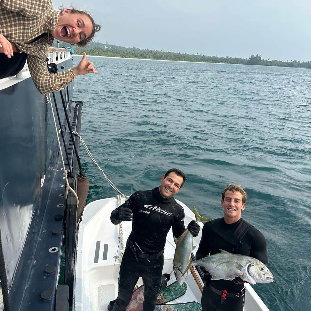 カリッサ・ムーアさんのインスタグラム写真 - (カリッサ・ムーアInstagram)「Hard to pick just ten photos to sum up our Mentawai boat trip. Amazing food, quality humans, moon-bows, bonfires, blood moons, barrel juice, night surfs, baby turtles, shell hunting, endless games, dance parties and secret blue lagoons. Believe it or not, this was my first surf trip that didn’t involve “working” in some sense and it far exceeded any expectations.  When it rains, sometimes it pours. It felt like a lot happened at once recently and I didn’t know how much I needed these 12 days with friends and no service to reflect and reconnect to the things that matter most to me. Life is short. Be present, soak in the moments and love hard. Filled with gratitude for this human experience and all the people I get to share it with.  Mahalo @siboncharters Jaya crew for making this trip unforgettable for all of us 🥰💛」10月5日 16時15分 - rissmoore10