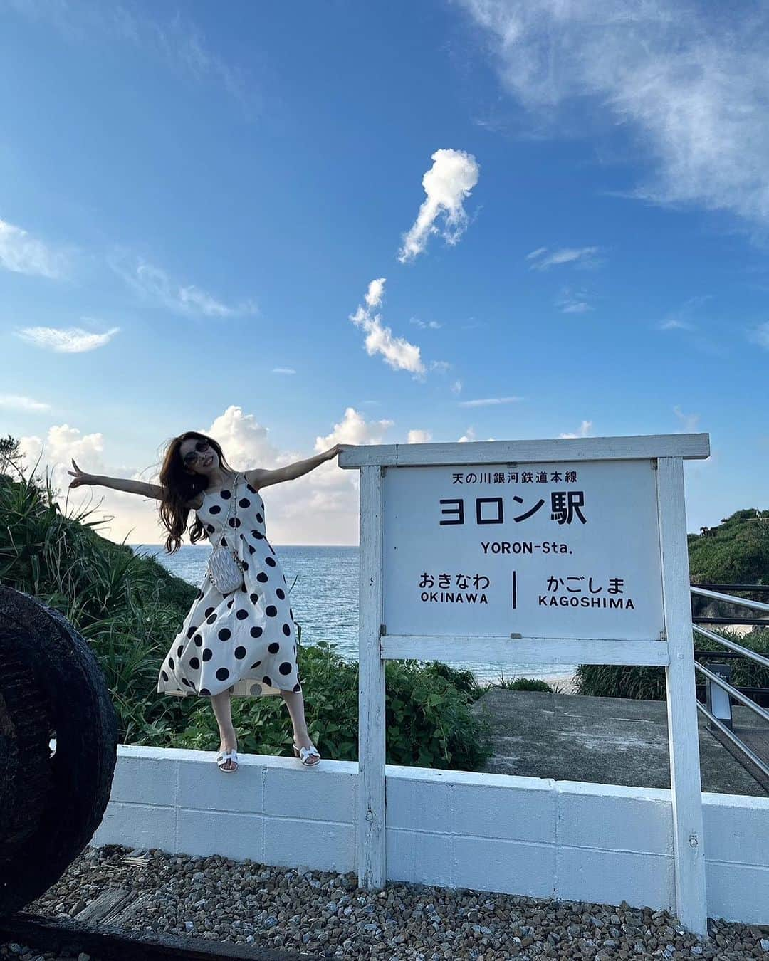 美沙のインスタグラム：「私楽しそうすぎん？🤣 電動キックボードで島旅🛴 これが楽しすぎて二日連続した笑 4枚目は空港だよん✈️  #ヨロン駅 #与論空港 #電動キックボード #与論島 #ヨロン島 #女子旅」