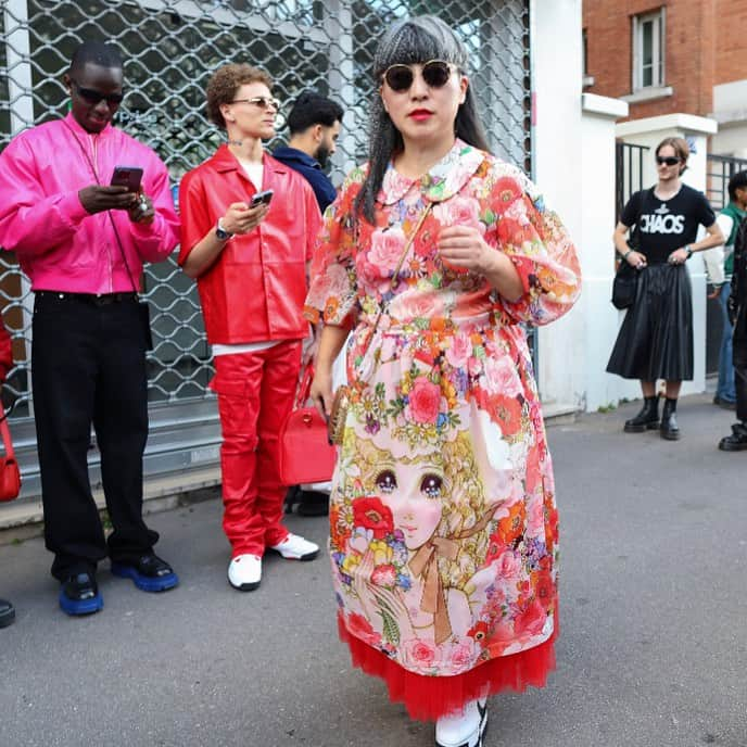 大森美希のインスタグラム：「Phil Oh's Best Style Photos From the Spring 2024 Shows in Paris   Dress: Comme des Garçons GIRL x Makoto Takahashi Skirt: Comme des Garçons Comme des Garçons  パリファッションウィーク6日目、コムデギャルソンのショー会場でパチリされました。  私が子供の時に憧れていた高橋真琴のイラスト入りComme des Garçons GIRLのワンピース下に、Comme des Garçons Comme des Garçonsの赤いチュールのスカートを重ねました。  @voguerunway  @voguemagazine  @mrstreetpeeper  @parisfashionweek  @commedesgarcons   #pfw #vogue #philoh #paris #streetstyle #commedesgarcons #commedesgarçons #streetstyle #fashion #spring2024 #cdg #streetsnap #commedesgarconaddiction #peoplewearingcommedesgarcons #makototakahashi   #パリコレ #ヴォーグ #ファッションウィーク #パリファッションウィーク #ストリートスナップ #ストリートスタイル #コムデギャルソン #ファッション #パリ #高橋真琴」