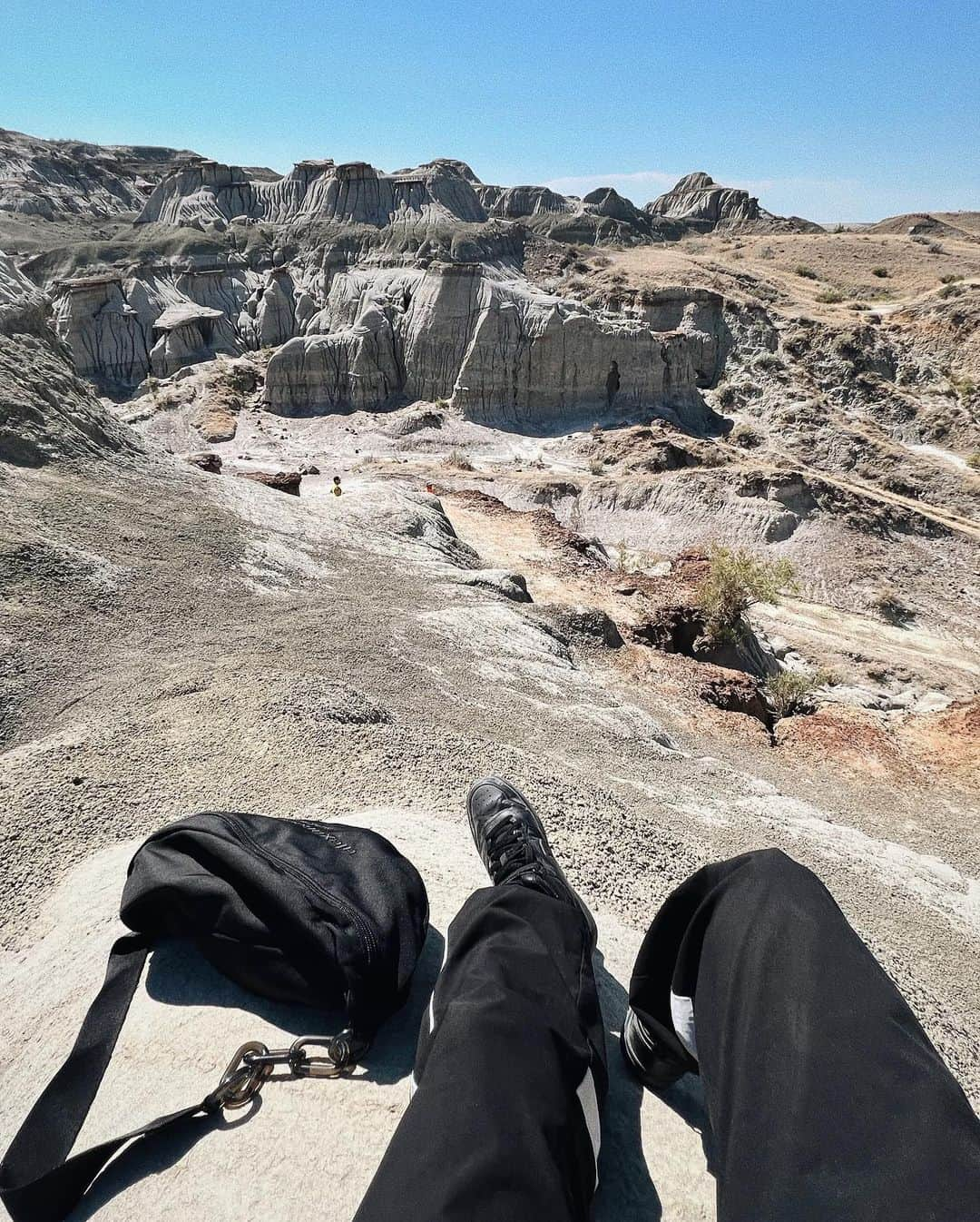 古泉千里さんのインスタグラム写真 - (古泉千里Instagram)「#dinosaurprovincialpark 🦖🖤  It really is amazing what nature has created.⛰️  📍ダイナソール州立公園  カナダ・アルバータ州カルガリーから 車で2時間ほど行った所にある 州立公園でユネスコの世界遺産に登録されている場所 壮大な絶景が広がる最高のハイキングスポット！」10月5日 16時21分 - chisamipo1030